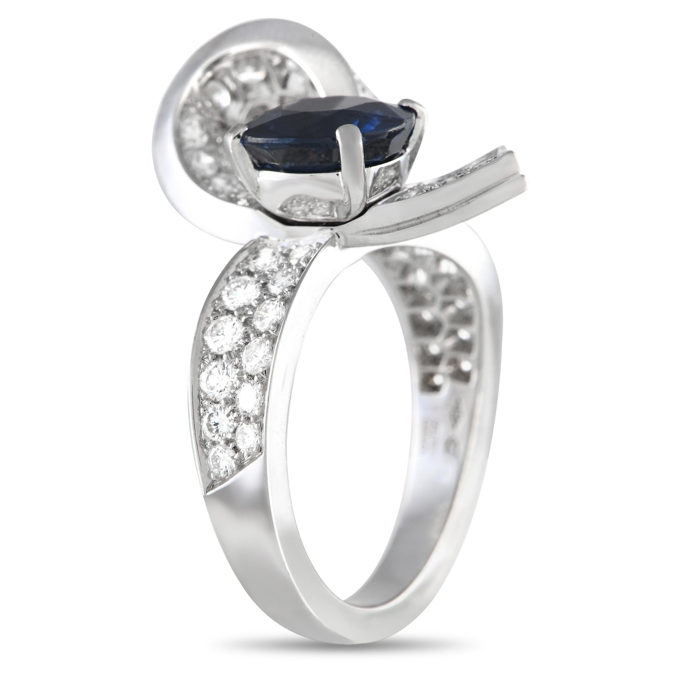 Eine zarte, geschwungene Bandfassung aus 18 Karat Weißgold macht diesen Van Cleef & Arpels Boucle-Solitärring zu einer atemberaubenden Ergänzung für jedes Ensemble. Atemberaubend und zurückhaltend im Design, heben funkelnde Diamanten den fesselnden