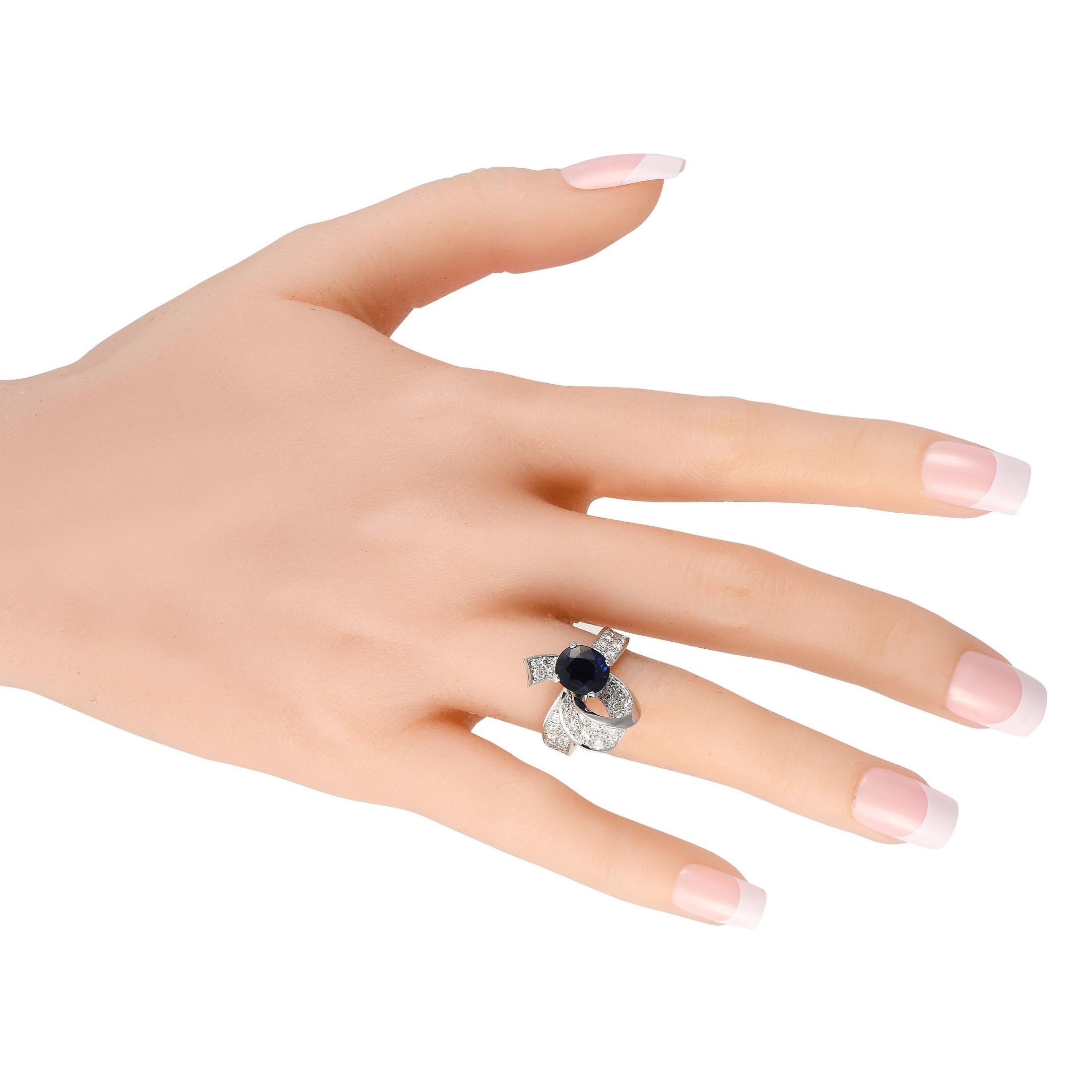 Van Cleef & Arpels Boucle Solitär Ring aus 18 Karat Weißgold mit Diamanten und Saphiren (Rundschliff)