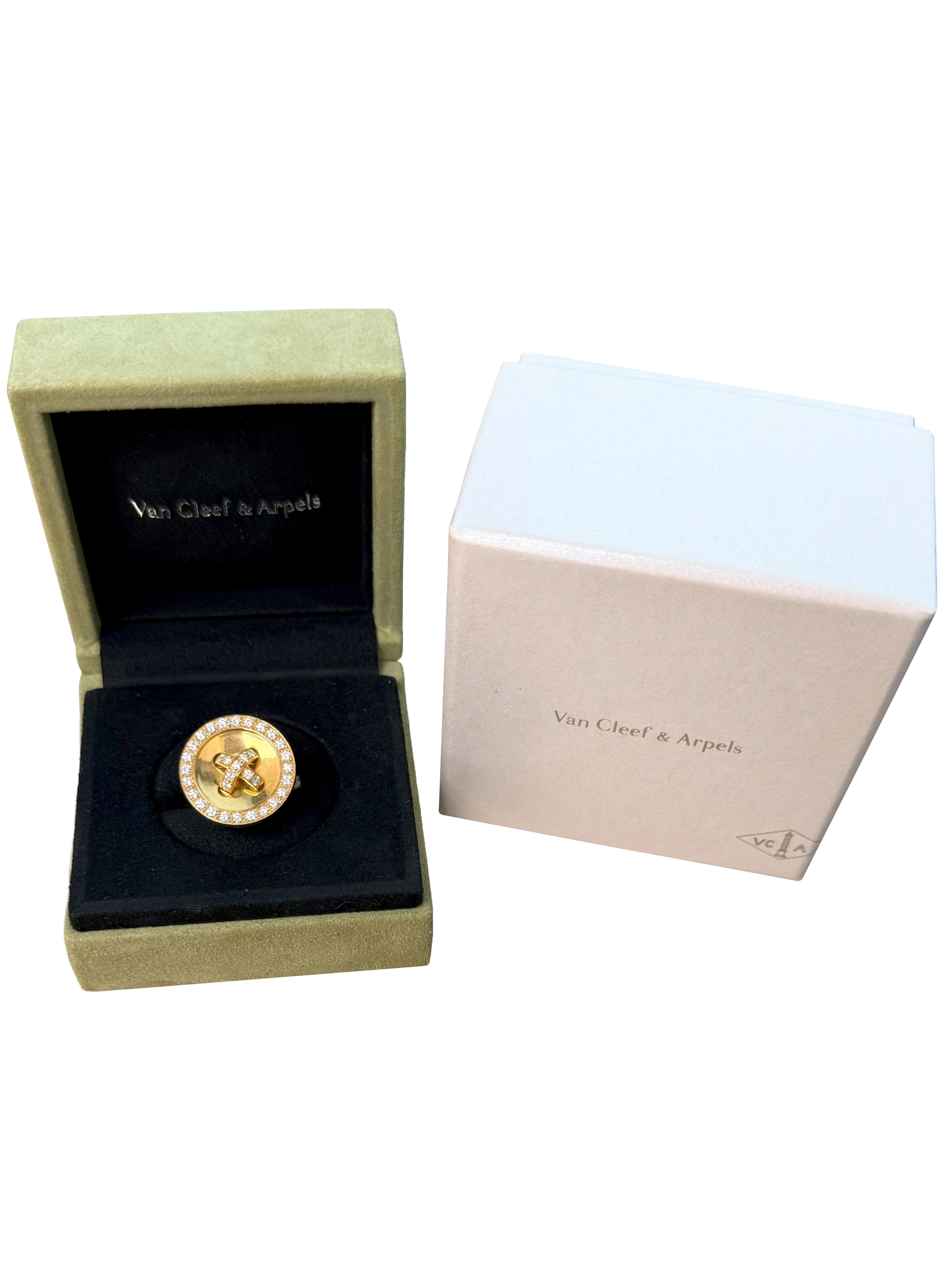 Anello a bottone Van Cleef & Arpels Boutonnière in oro giallo e diamanti In condizioni ottime in vendita a Aventura, FL