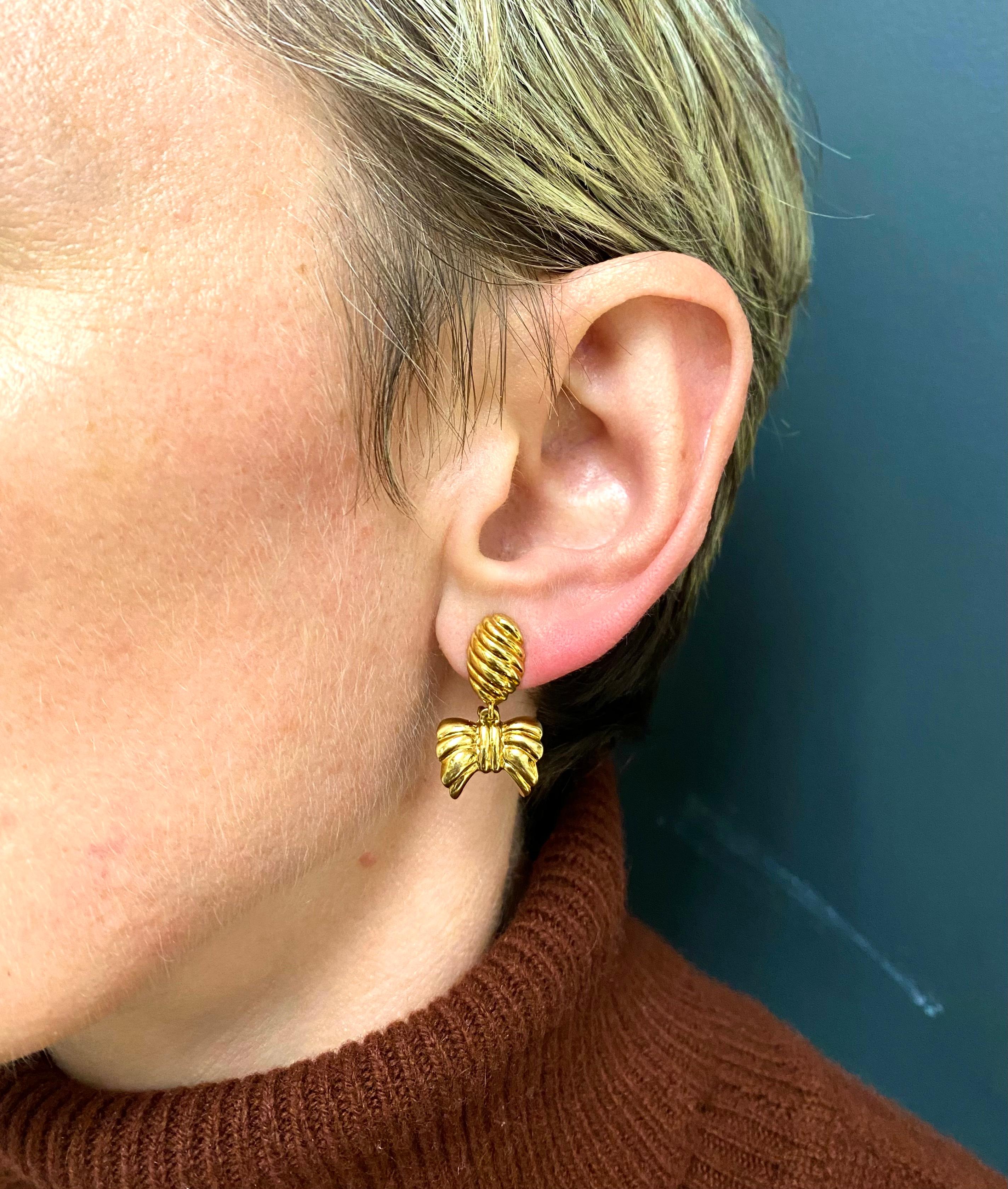 Van Cleef & Arpels austauschbare Ohrringe aus 18 Karat Gold mit Schleife Damen im Angebot