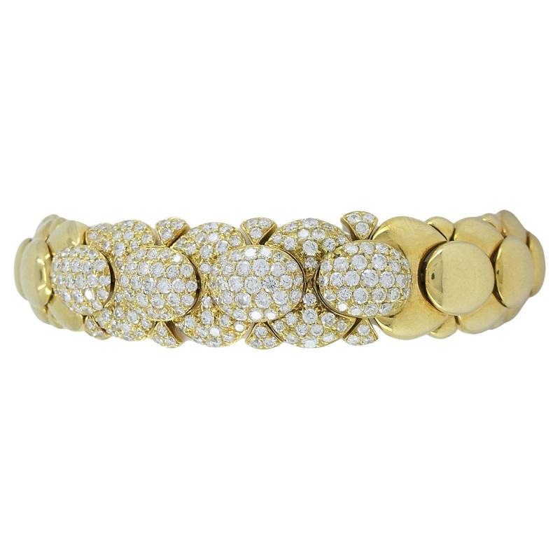 Ein atemberaubendes Armband von Van Cleef & Arpels aus 18-karätigem Gold, das mit Diamanten verziert ist. Das Stück wird mit dem VCA-Echtheitszertifikat und dem Original-Etui geliefert.

Das Armband besteht aus einer konvex geformten Doppelreihe