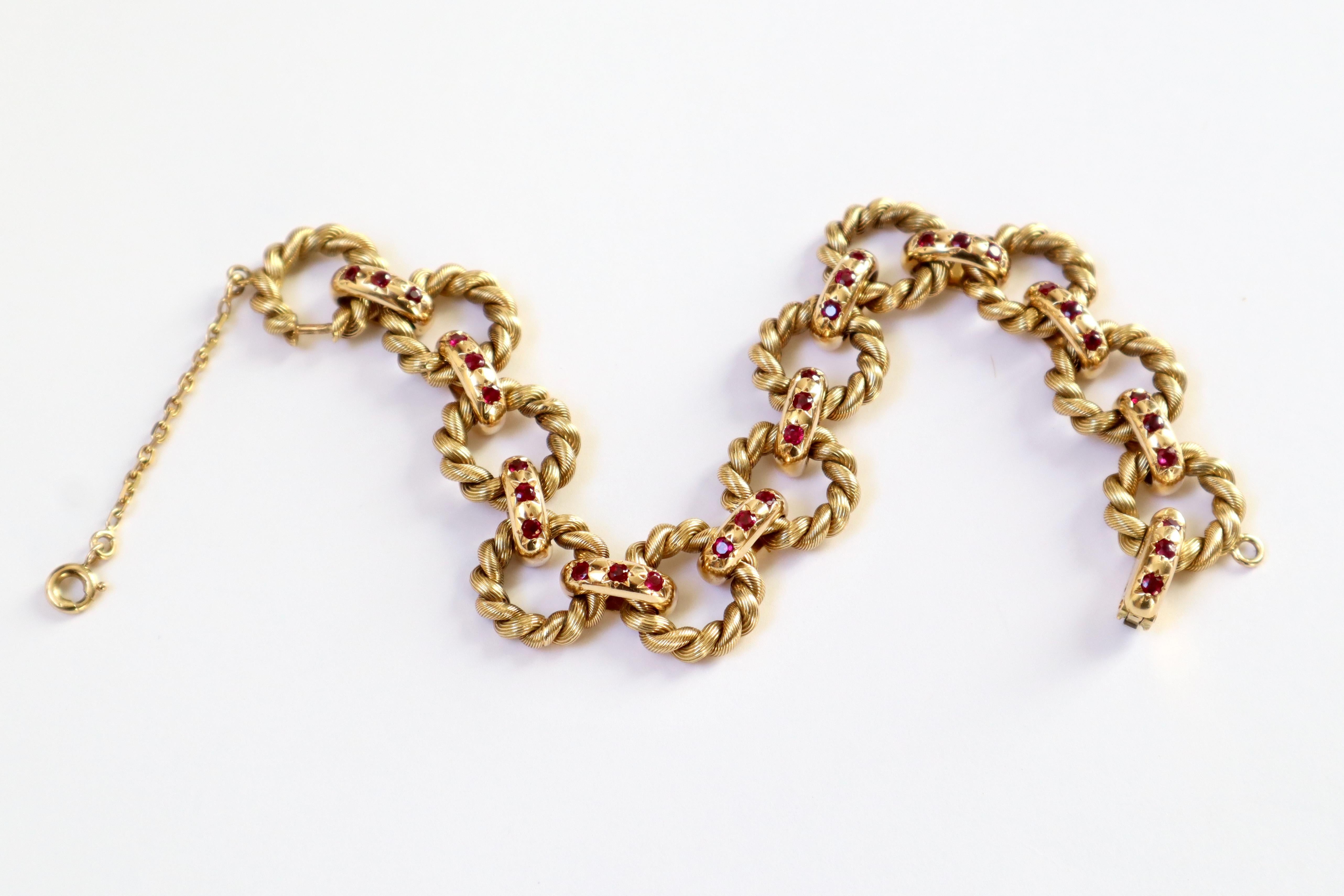 Taille brillant Van Cleef & Arpels Bracelet en or jaune 18 carats et rubis avec cercles torsadés en vente