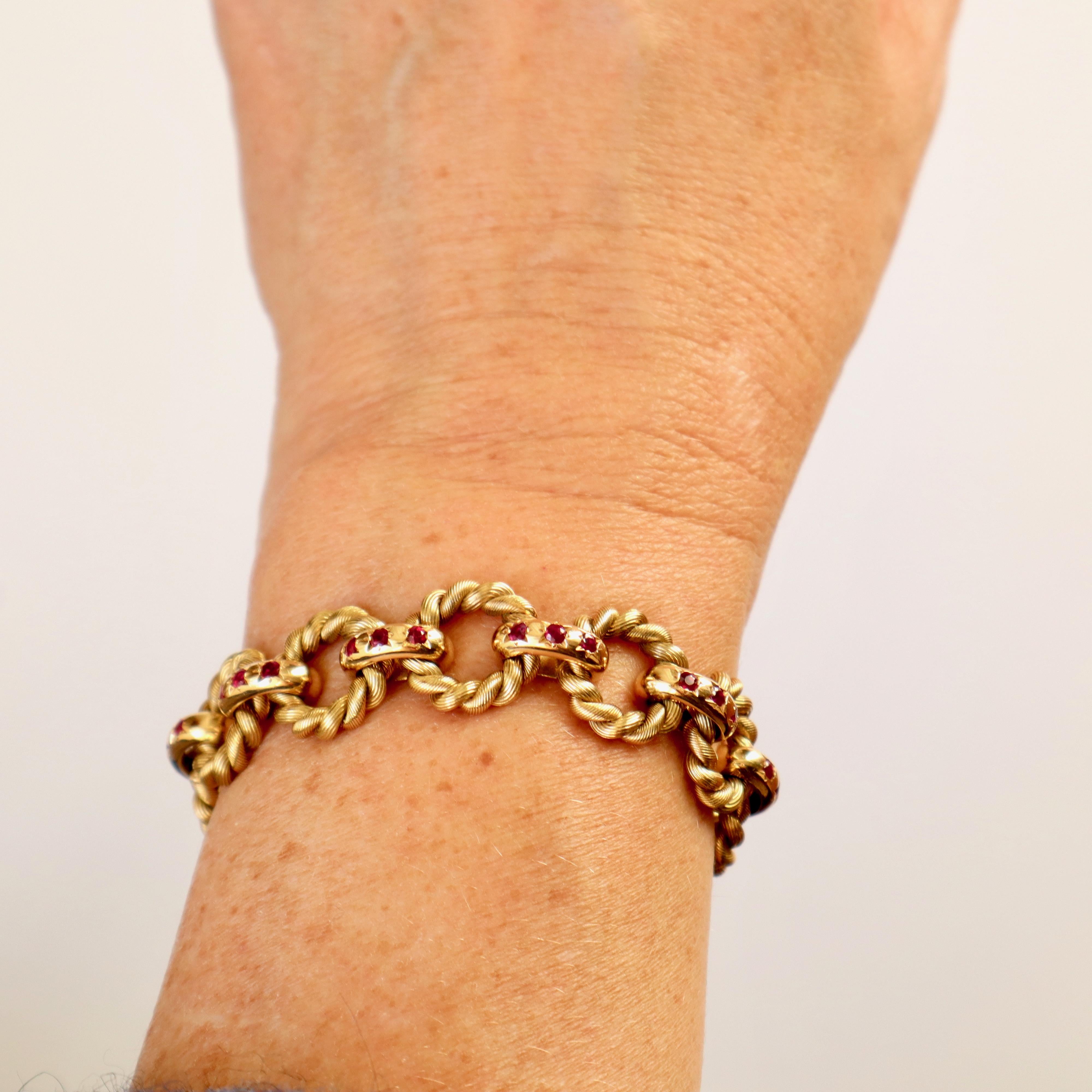 Van Cleef & Arpels Bracelet en or jaune 18 carats et rubis avec cercles torsadés Bon état - En vente à Paris, FR