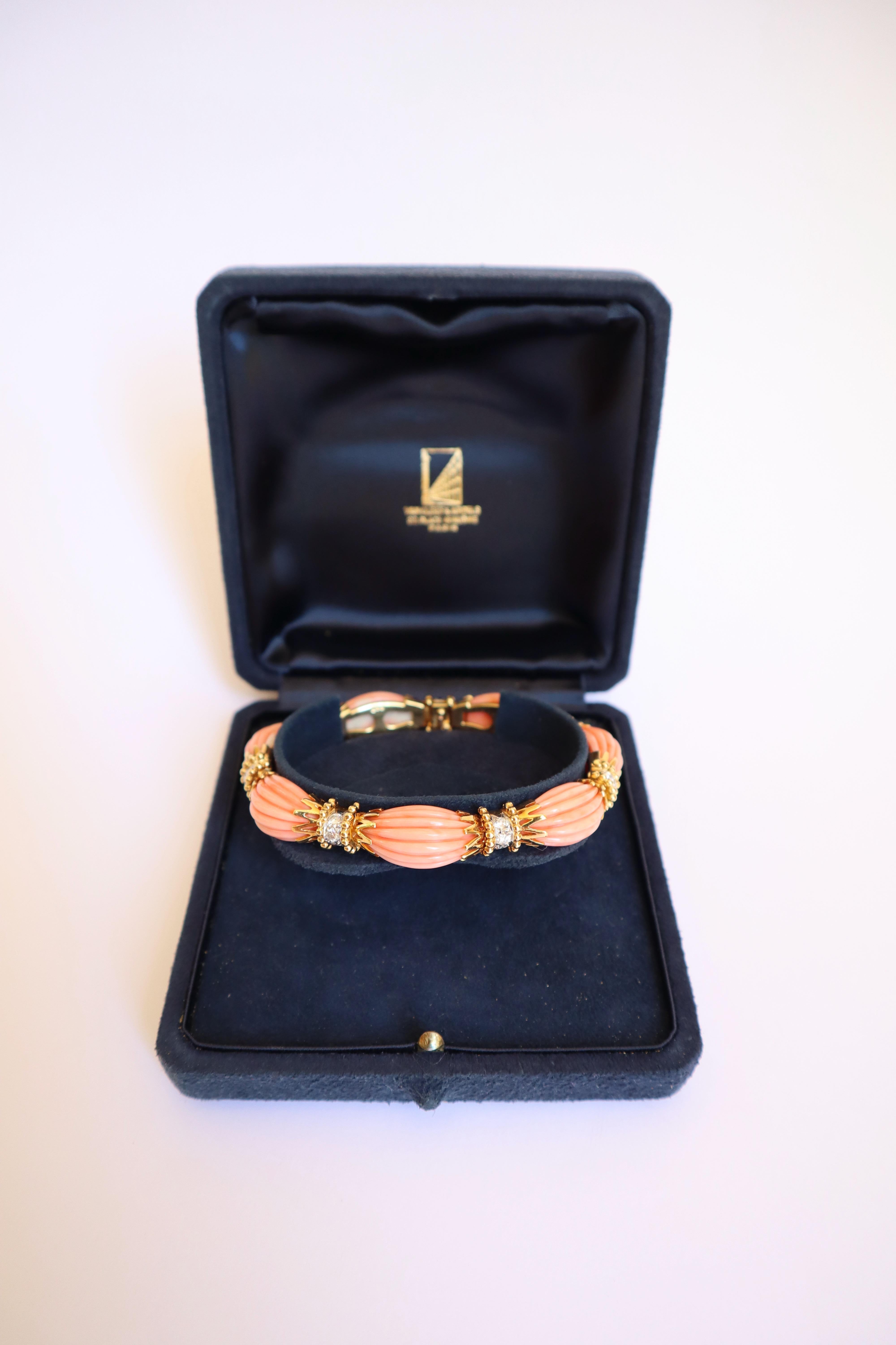 Taille mixte Van Cleef & Arpels Bracelet en or 18 carats, corail rose et diamants en vente