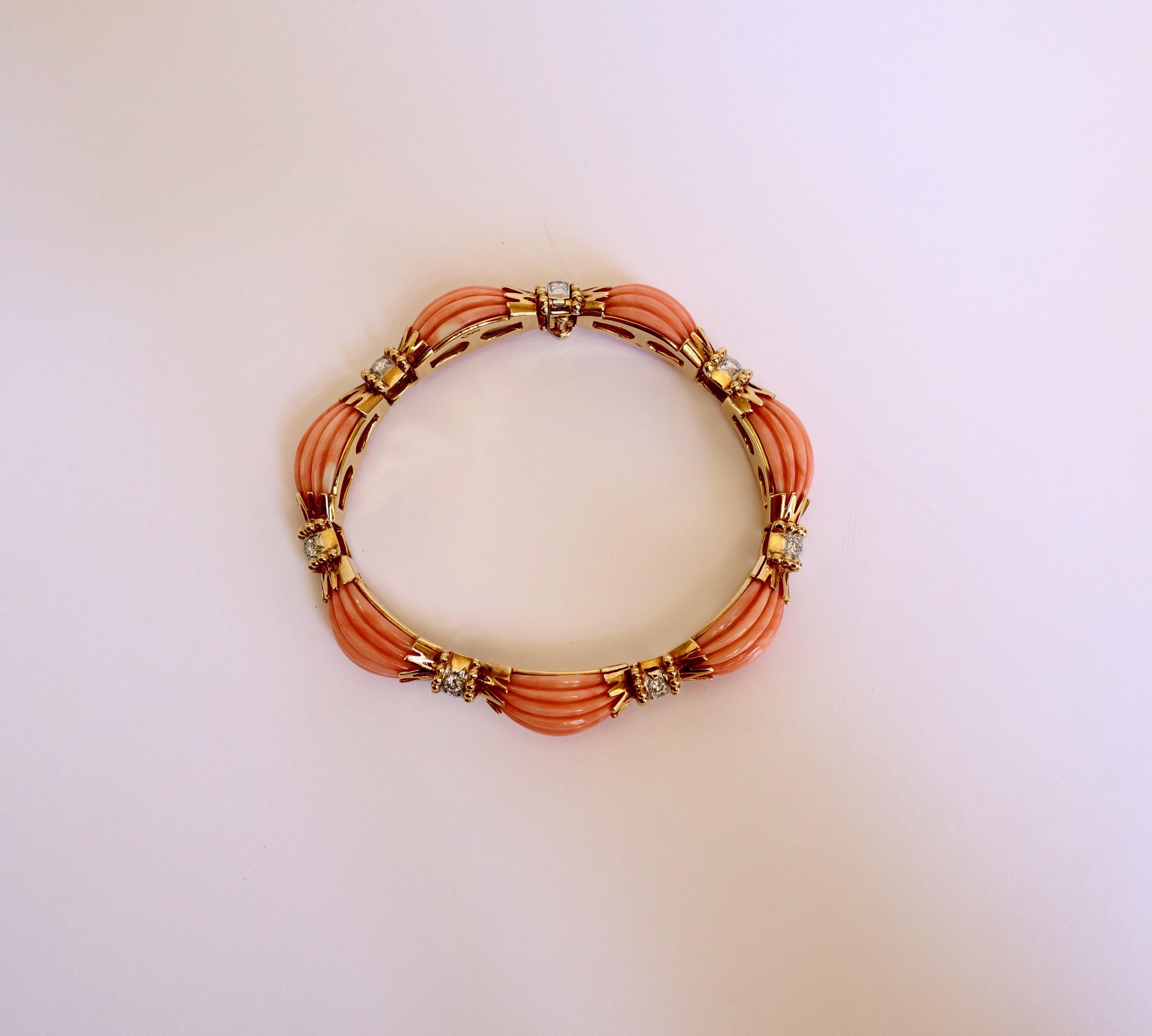 Van Cleef & Arpels Bracelet en or 18 carats, corail rose et diamants Bon état - En vente à Paris, FR