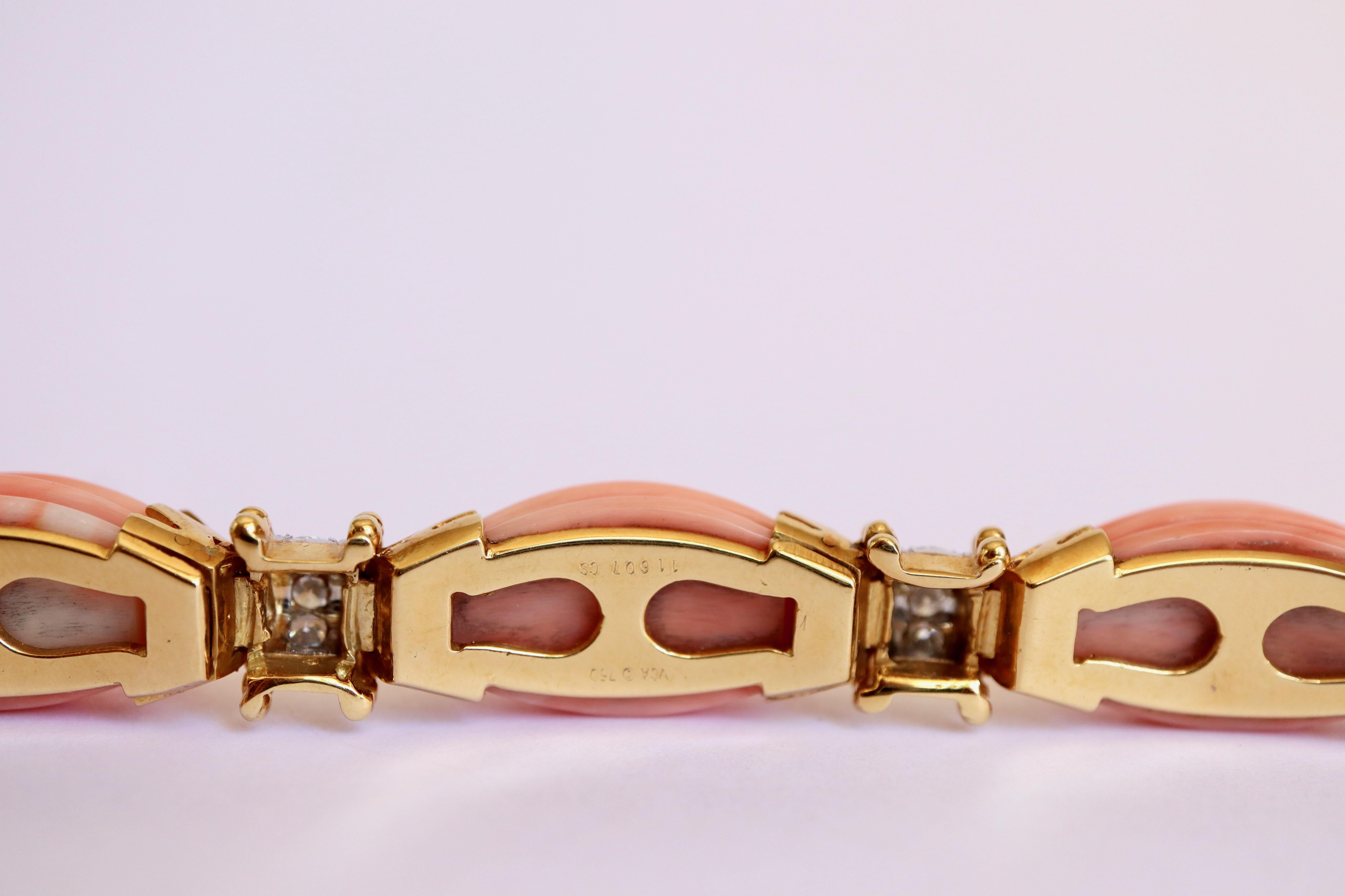 Van Cleef & Arpels Bracelet Pink Coral Diamonds 18 kt Gold In Good Condition For Sale In Paris, FR