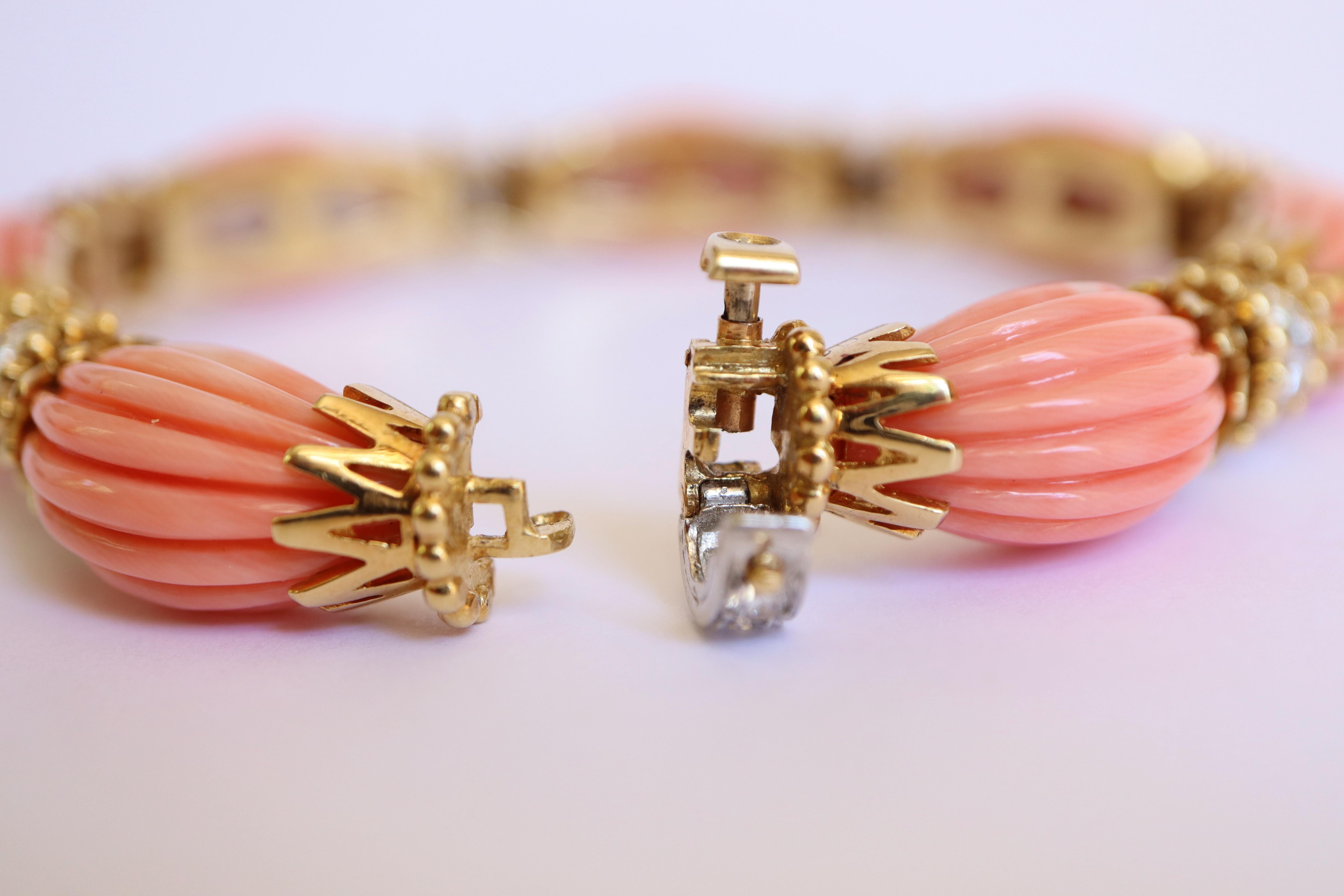 Women's Van Cleef & Arpels Bracelet Pink Coral Diamonds 18 kt Gold For Sale