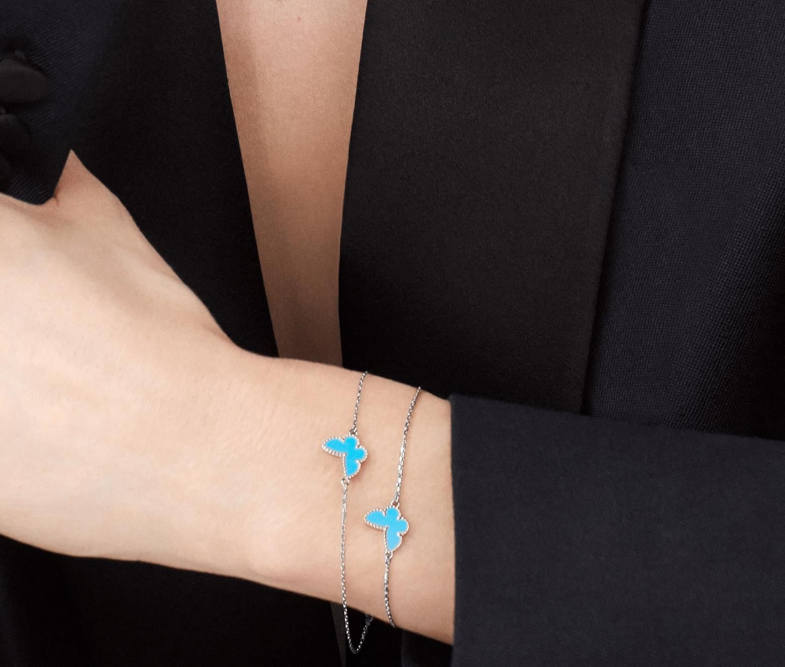 Brand: Van Cleef & Arpels
Collection: Seet Alhambra
It comes with the Original Box and Papers
Gemstone: Natural Turquoise
Metal: 18K White Gold
Bracelet Length: 6.75 Inches
It can be resized complimentary