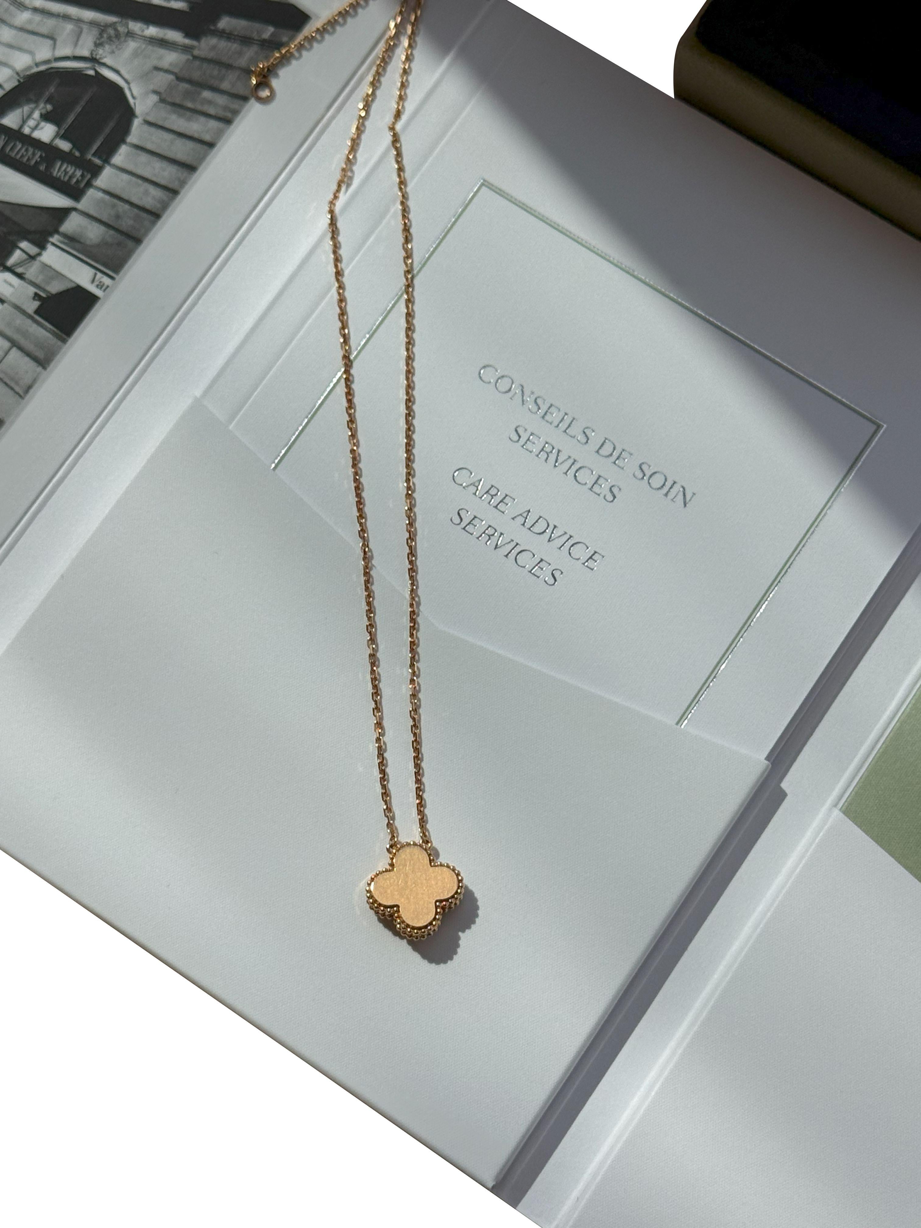 Van Cleef & Arpels Bull's Eye Vintage Alhambra Diamond Holiday Anhänger Halskette im Zustand „Hervorragend“ im Angebot in Aventura, FL