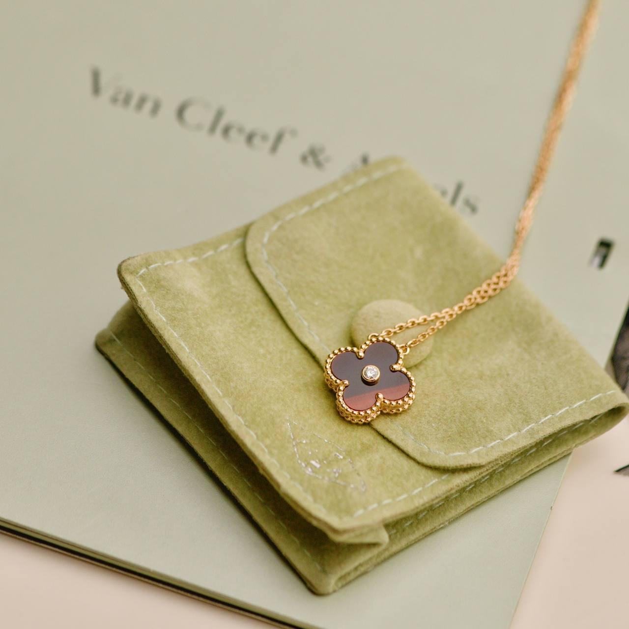 SKU	33301724
Livré avec	Set complet (pochette + carte)
Date	2017
Modèle	VCARP0MV00
Numéro de série	JE******
Métal	Or rose 18k
Pierres	Bullseye, Diamant
Poids total des diamants	0,05ct environ
Poids	Environ 6,79 g
Longueur	Environ 47