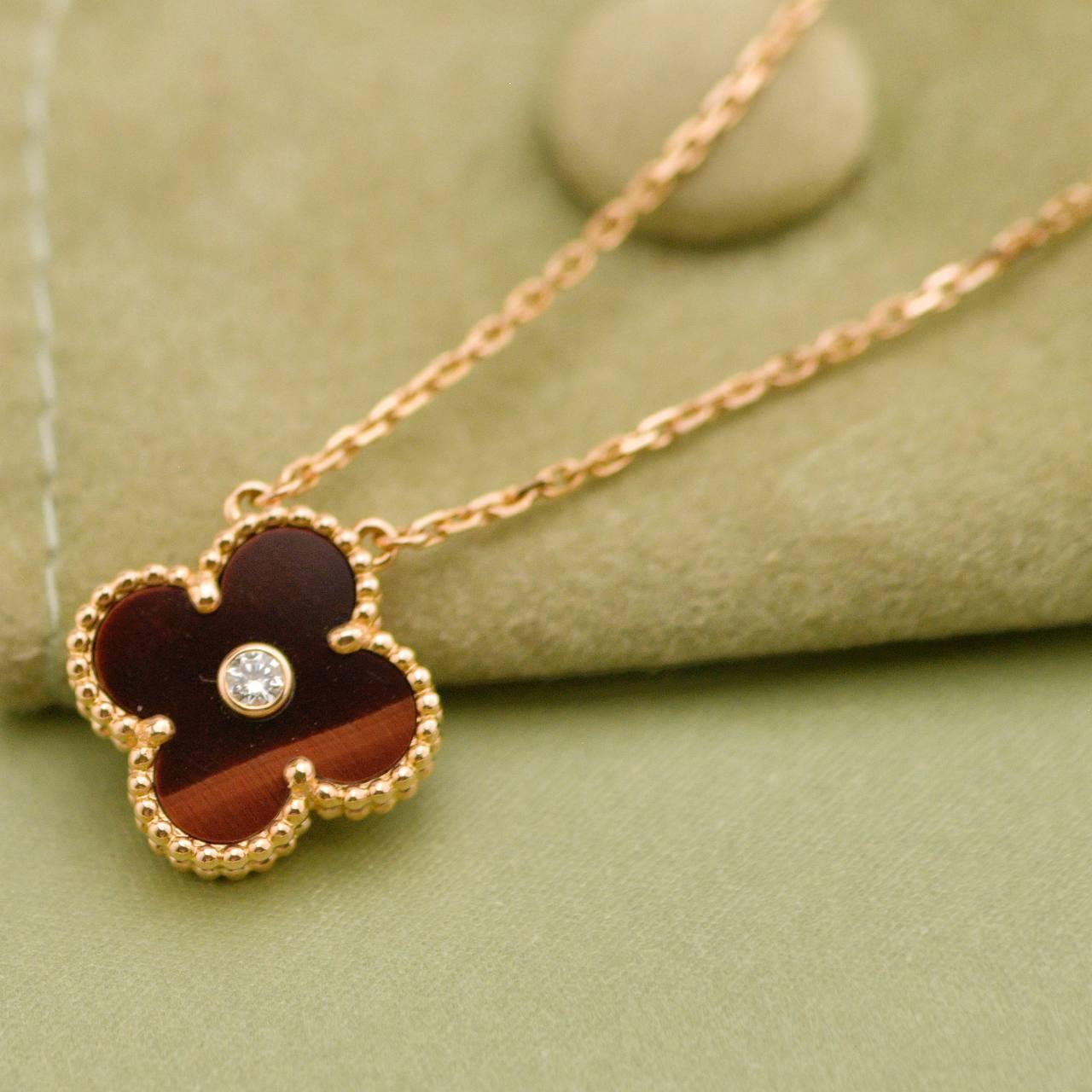 Van Cleef & Arpels Collier à pendentifs en or rose 18 carats avec diamants Bullseye pour les fêtes de fin d'année 2017 Excellent état - En vente à Banbury, GB