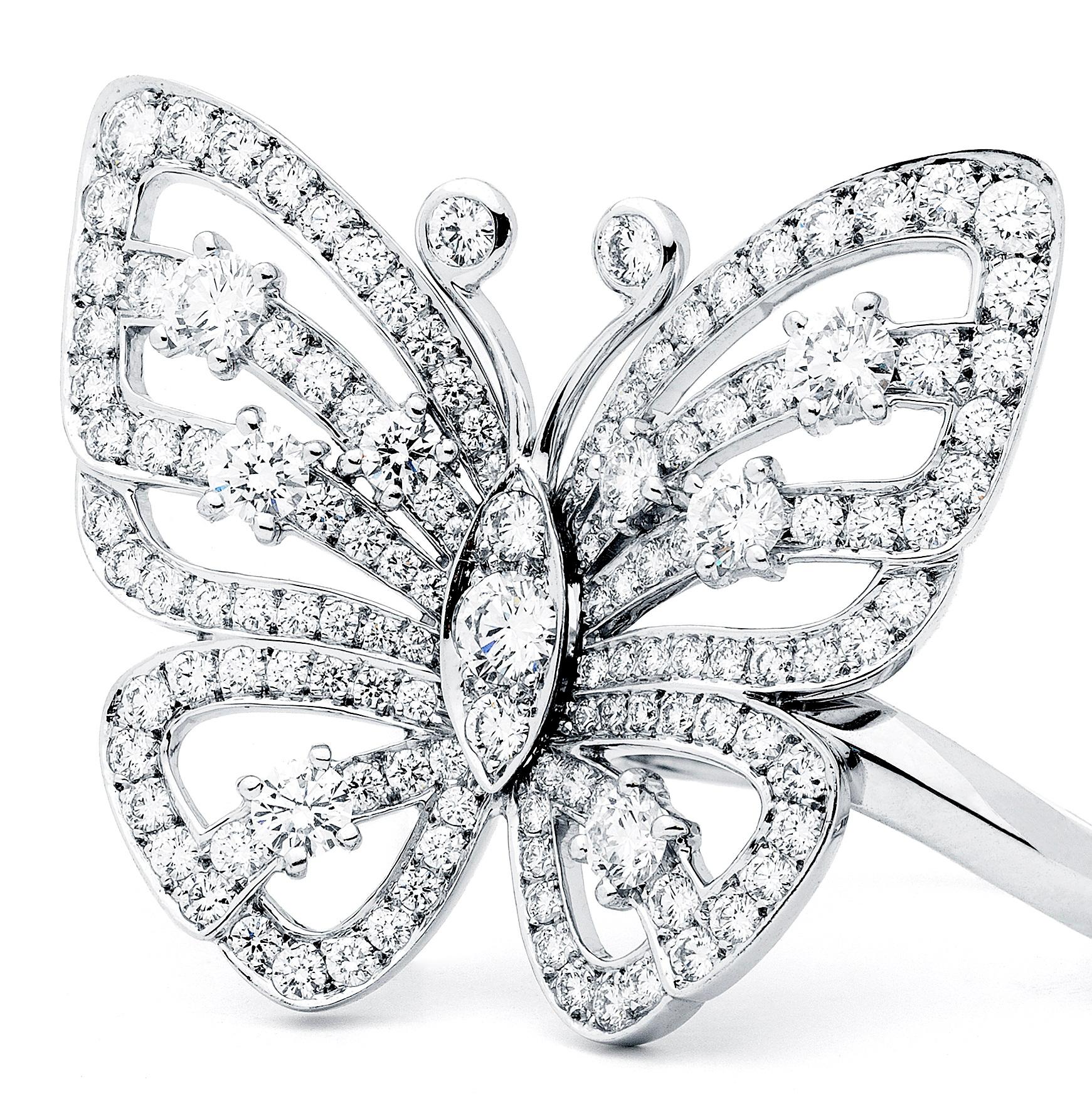 This pre-owned ring is part of the Van Cleef & Arpels renowned Flying butterfly collection which celebrates elegance, glamour and boldness. Beautifully crafted from 18kt white gold, this ring features a distinctive openwork design that reflects the