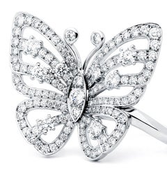 Van Cleef & Arpels, bague papillon entre les doigts