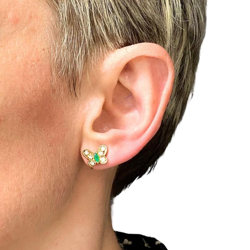 Une paire de charmantes boucles d'oreilles papillon Van Cleef & Arpels, en or 18k, serties de diamants
et des émeraudes. Chaque papillon est orné de diamants étincelants sur ses ailes, ce qui crée un effet de surprise.
contraste éblouissant avec le