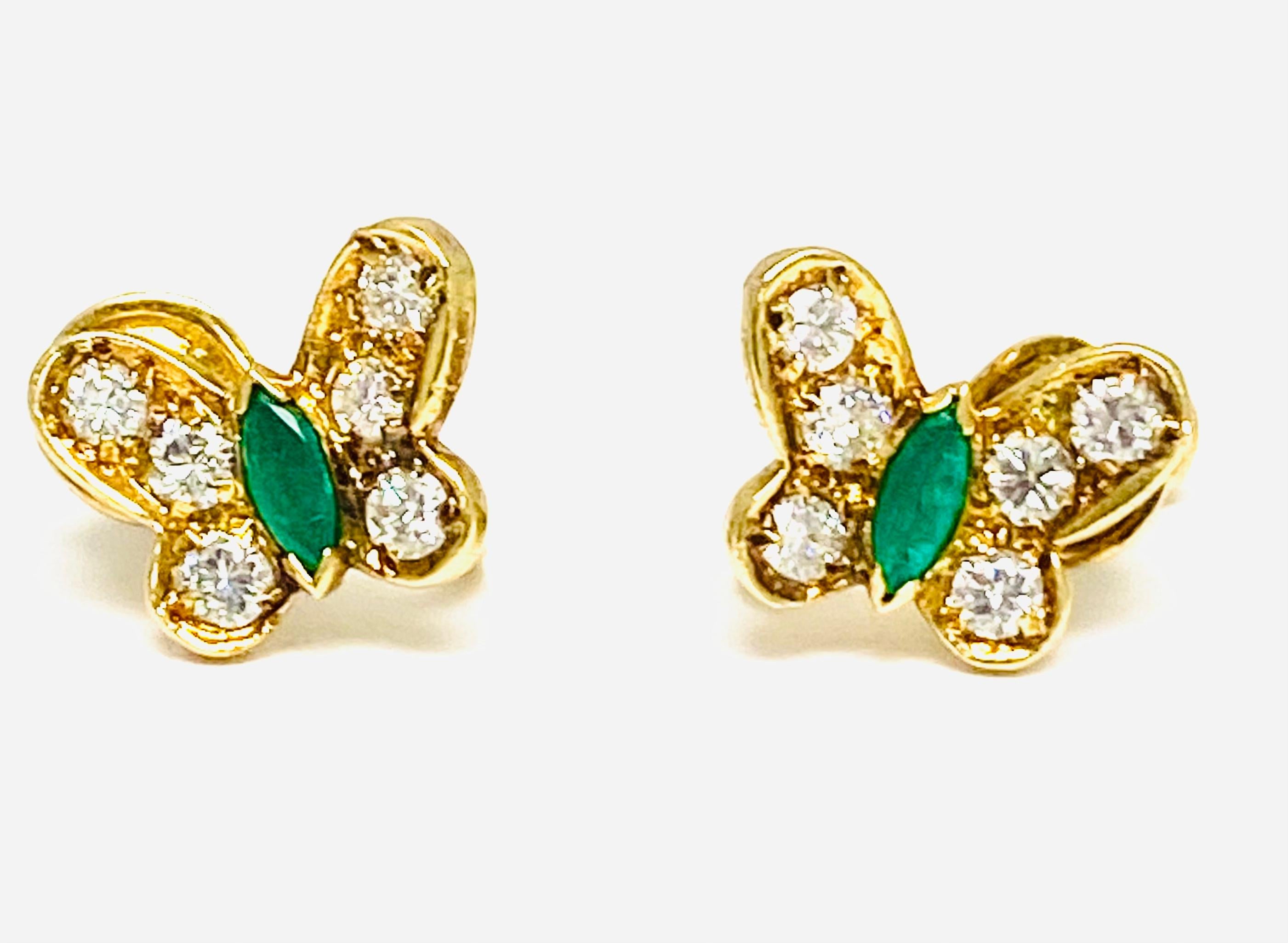 Van Cleef & Arpels Boucles d'oreilles papillon en or 18 carats avec diamants et émeraudes Bon état à Beverly Hills, CA