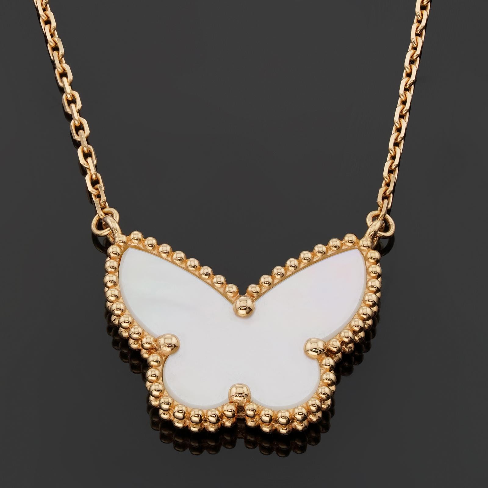 Diese wunderschöne moderne Halskette von Van Cleef & Arpels ist aus 18 Karat Gelbgold gefertigt und mit einem Schmetterlingsanhänger mit Perlmuttflügeln versehen. Hergestellt in Frankreich um 2024. Kommt mit Originalverpackung und Papieren.