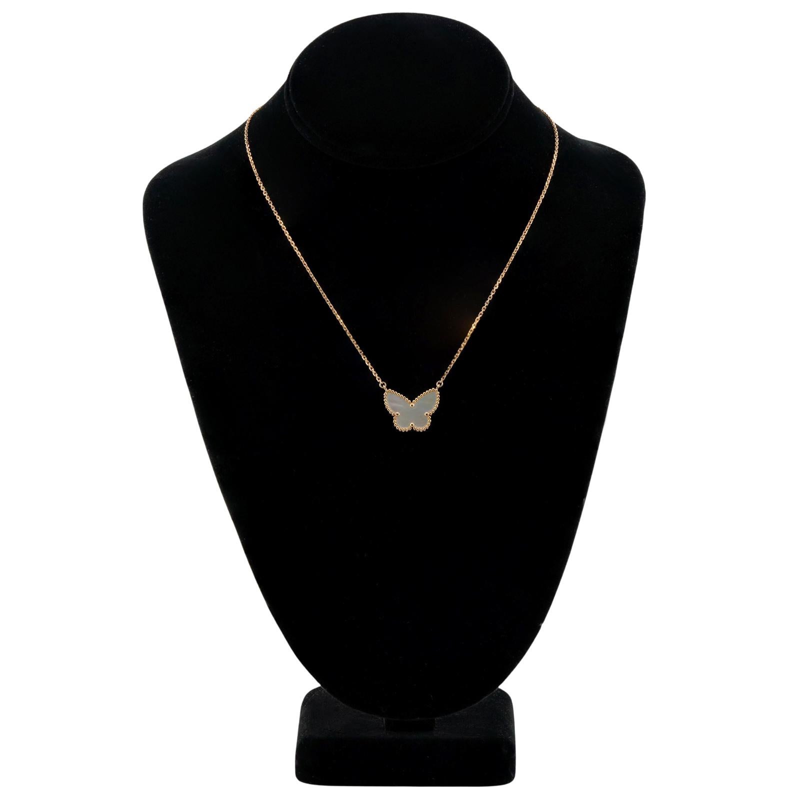 VAN CLEEF & ARPELS Halskette aus Gelbgold mit Schmetterlingsanhänger aus Perlmutt und Gelbgold im Zustand „Hervorragend“ in New York, NY