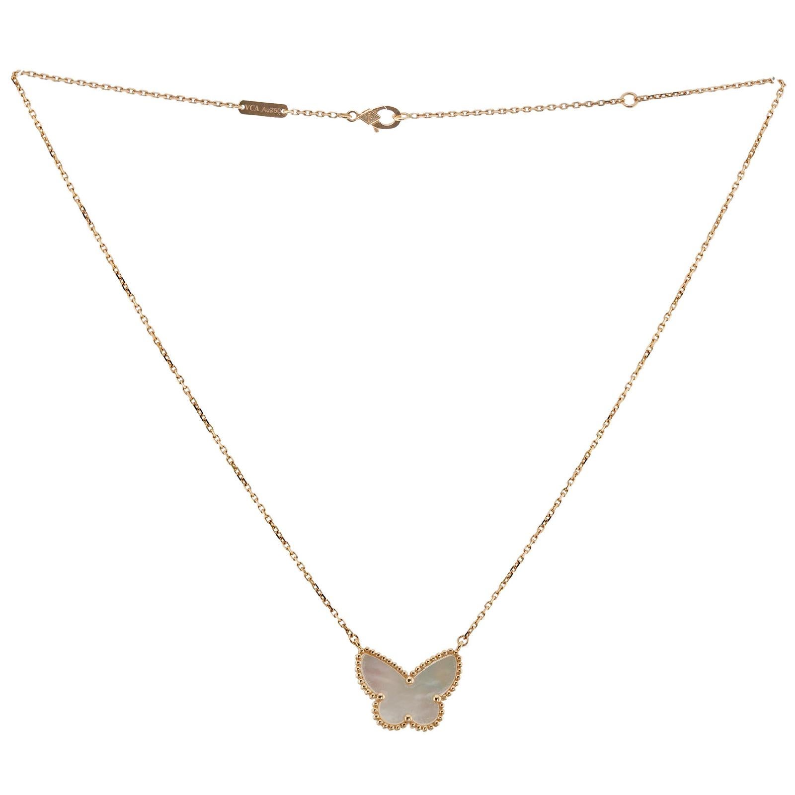 VAN CLEEF & ARPELS Halskette aus Gelbgold mit Schmetterlingsanhänger aus Perlmutt und Gelbgold 1