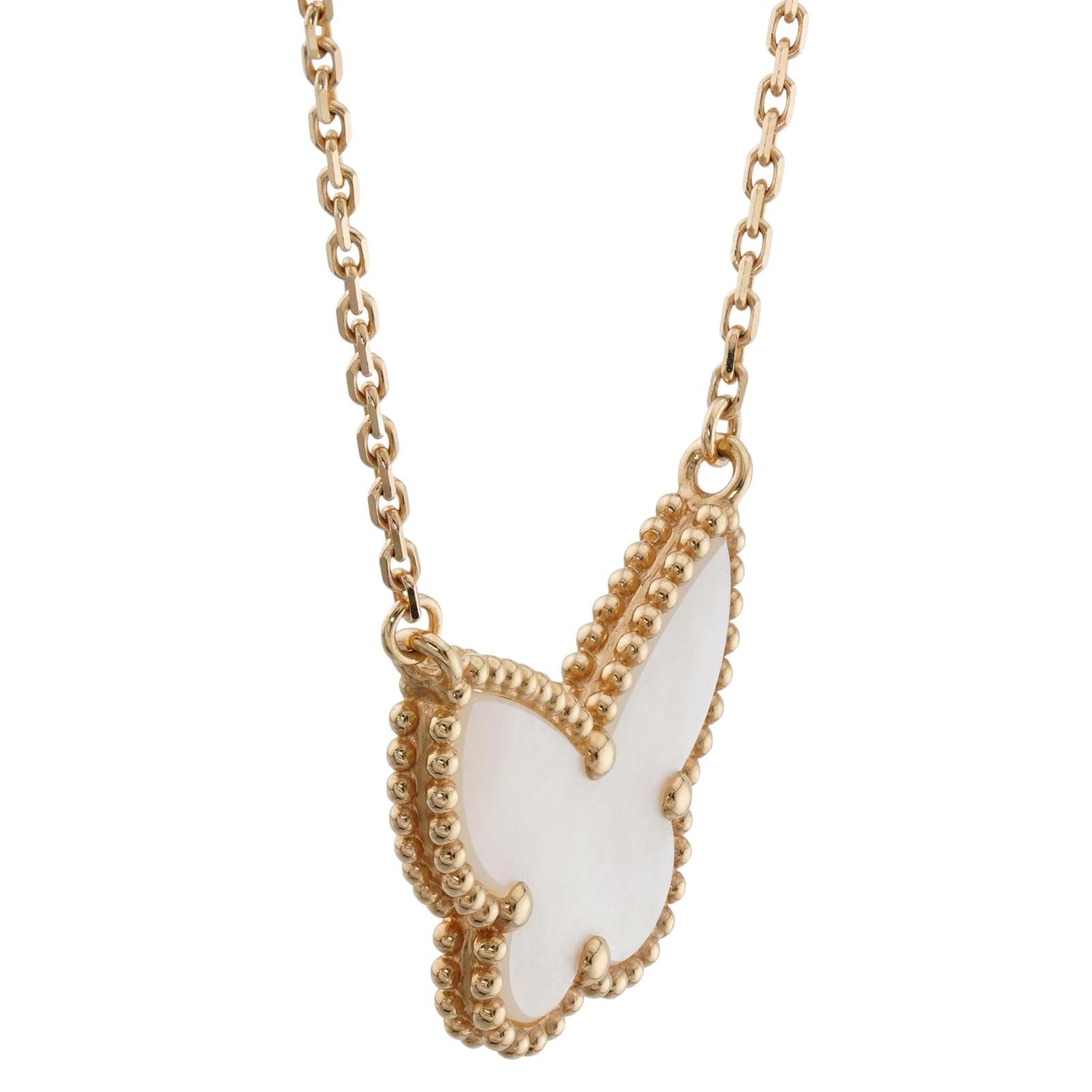 VAN CLEEF & ARPELS Halskette aus Gelbgold mit Schmetterlingsanhänger aus Perlmutt und Gelbgold 3