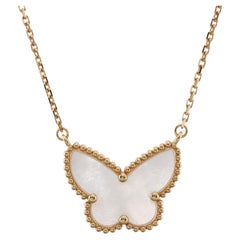 VAN CLEEF & ARPELS Halskette aus Gelbgold mit Schmetterlingsanhänger aus Perlmutt und Gelbgold