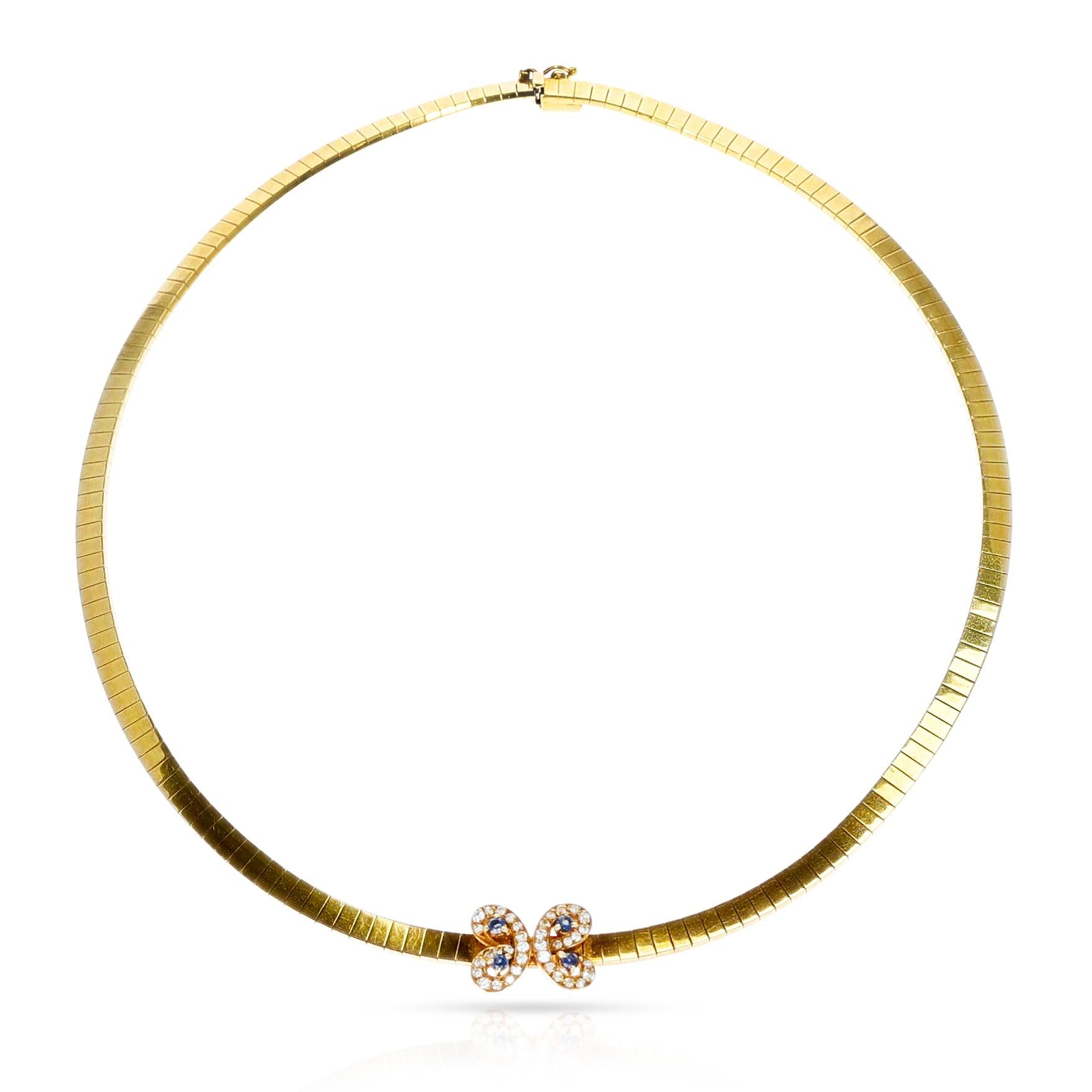 Diese Van Cleef & Arpels Butterfly Sapphire and Diamond Choker Necklace ist aus 18 Karat Gelbgold gefertigt und zeigt ein Schmetterlingsdesign, das mit runden Saphiren und runden Brillanten besetzt ist. Diese raffinierte Halskette ist in Gewicht und