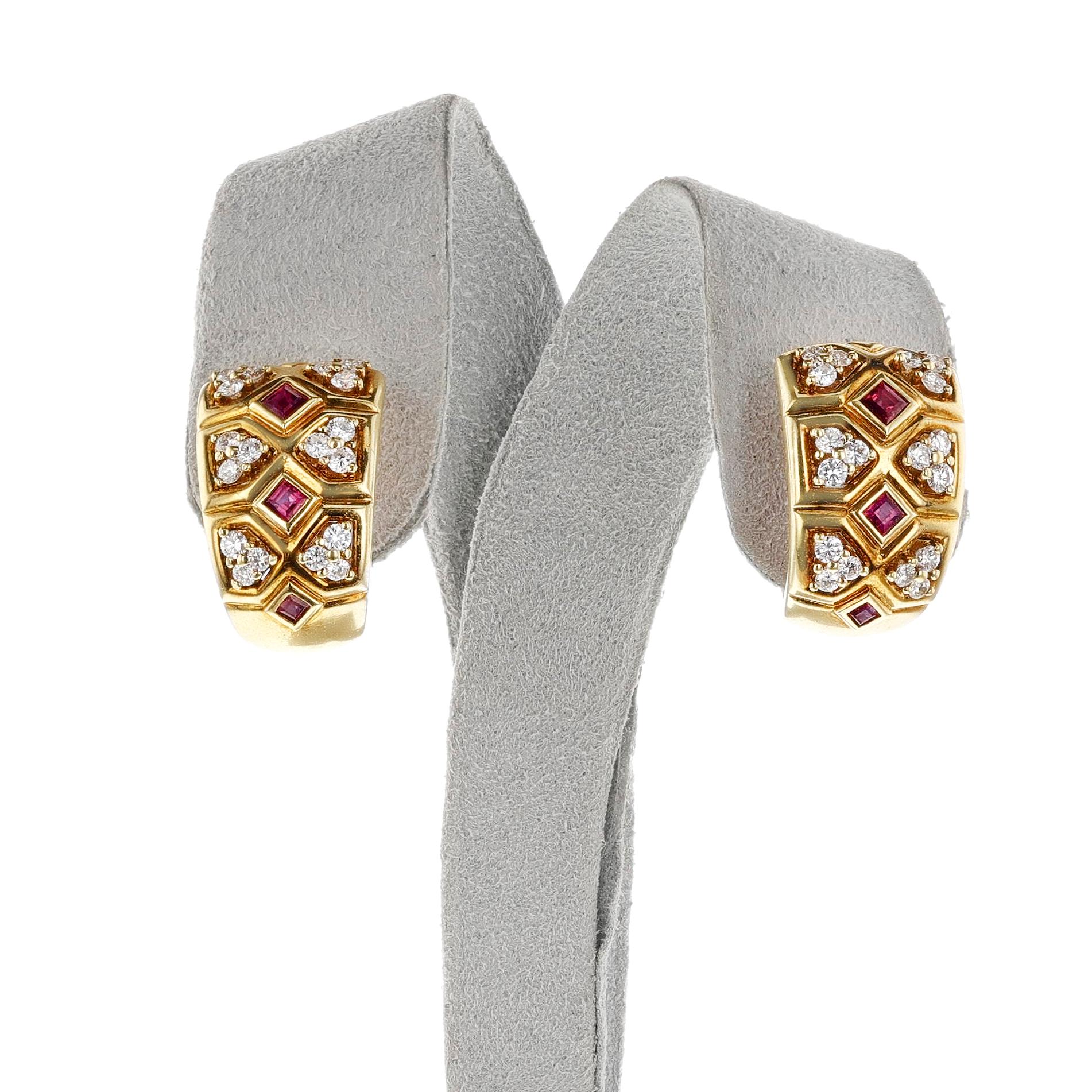 Orecchini con rubini e diamanti Van Cleef & Arpels by Pery et Fils in oro giallo 18 carati. Gli orecchini pesano 24.64 grammi. Le dimensioni sono 0,86 pollici x 0,55 pollici. Firmato e numerato NY3K825.1