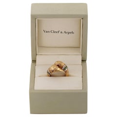 VAN CLEEF & ARPELS Bague bypass avec dauphins, émeraudes, rubis et diamants