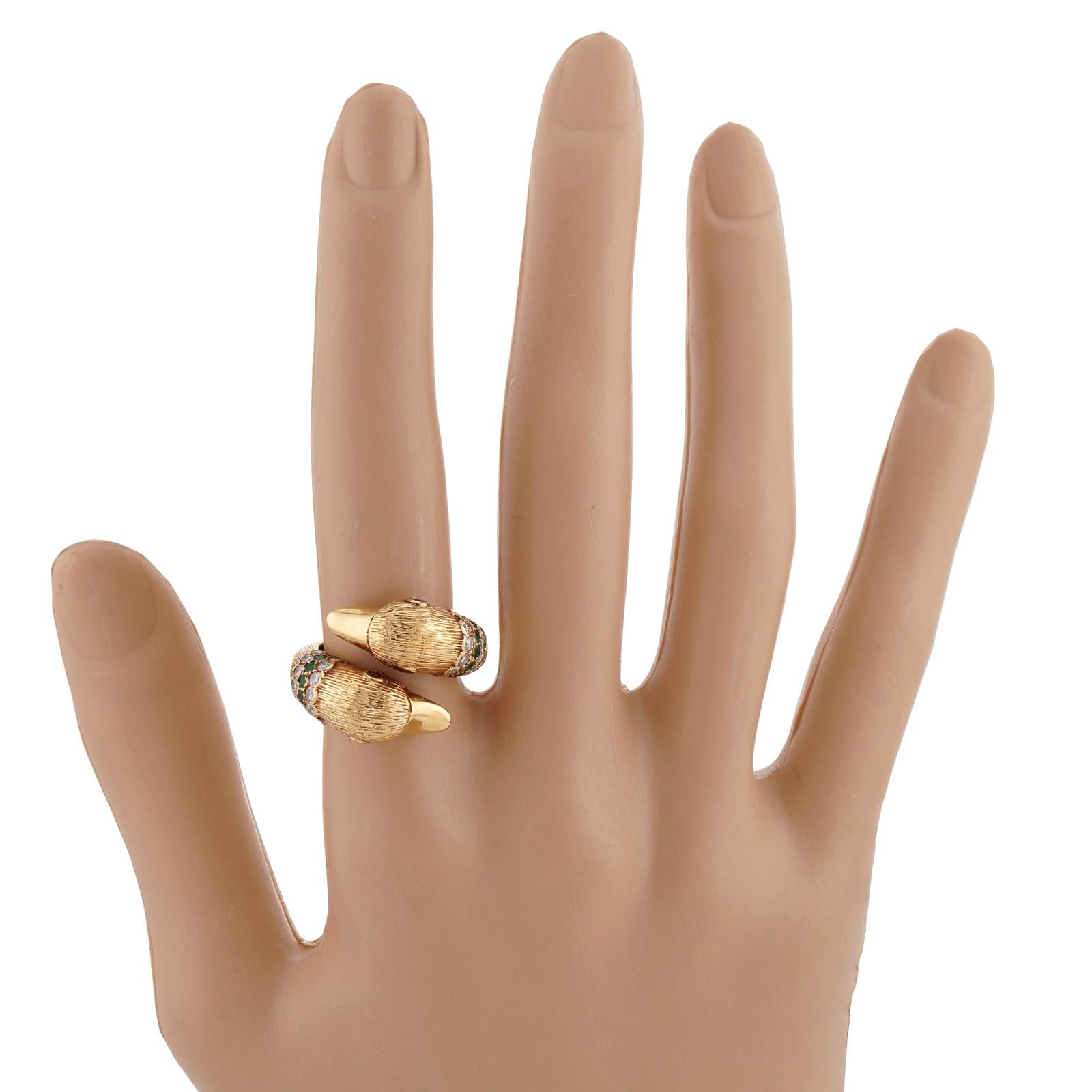Gelbgoldring VAN CLEEF & ARPELS Bypass Delphine Smaragd Rubin Diamant (Rundschliff) im Angebot