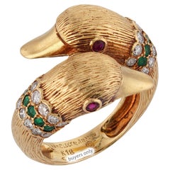 VAN CLEEF & ARPELS Bague bypass avec dauphins, émeraudes, rubis et diamants