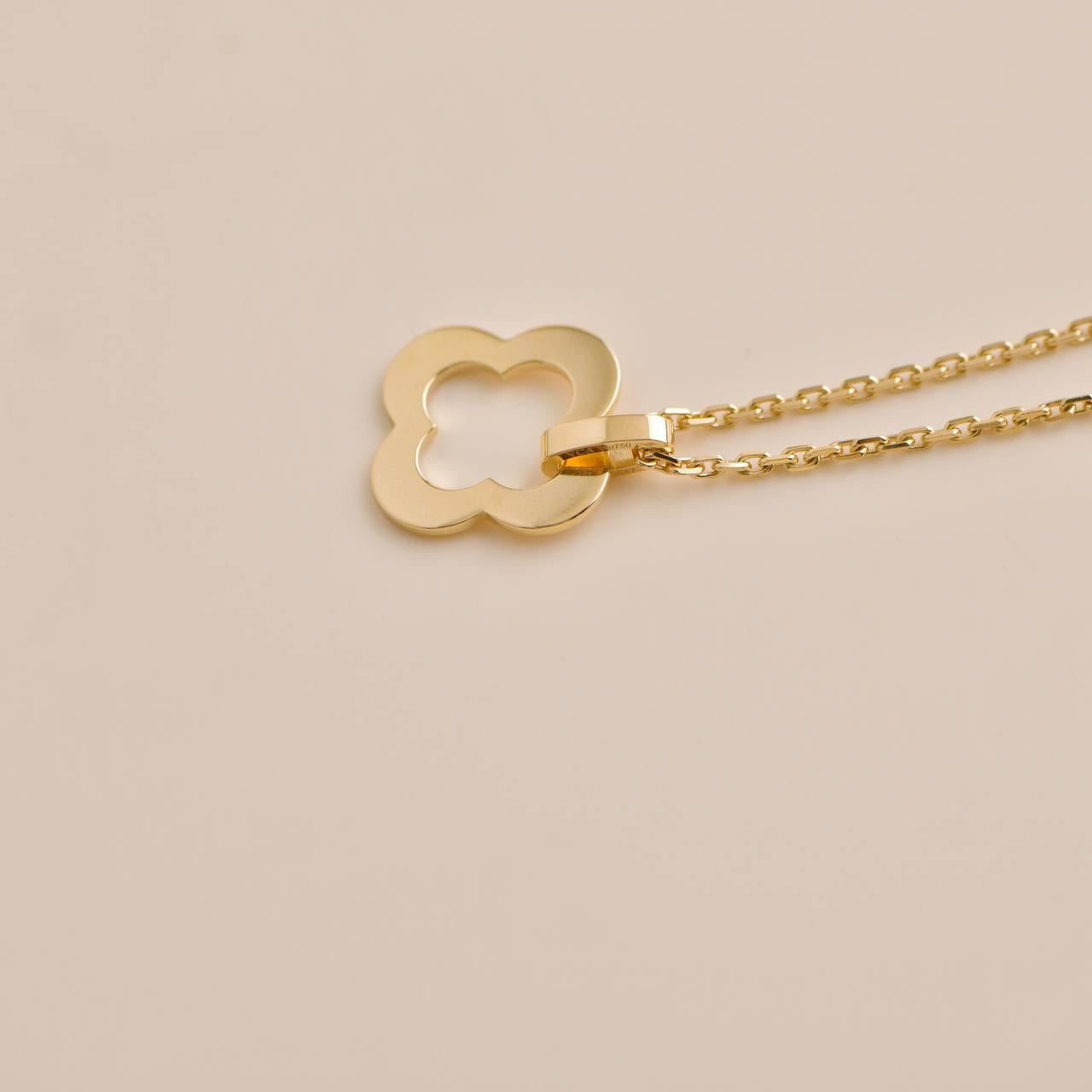 Women's or Men's Van Cleef & Arpels Byzantine 18K Yellow Gold Alhambra Pendant Necklace For Sale