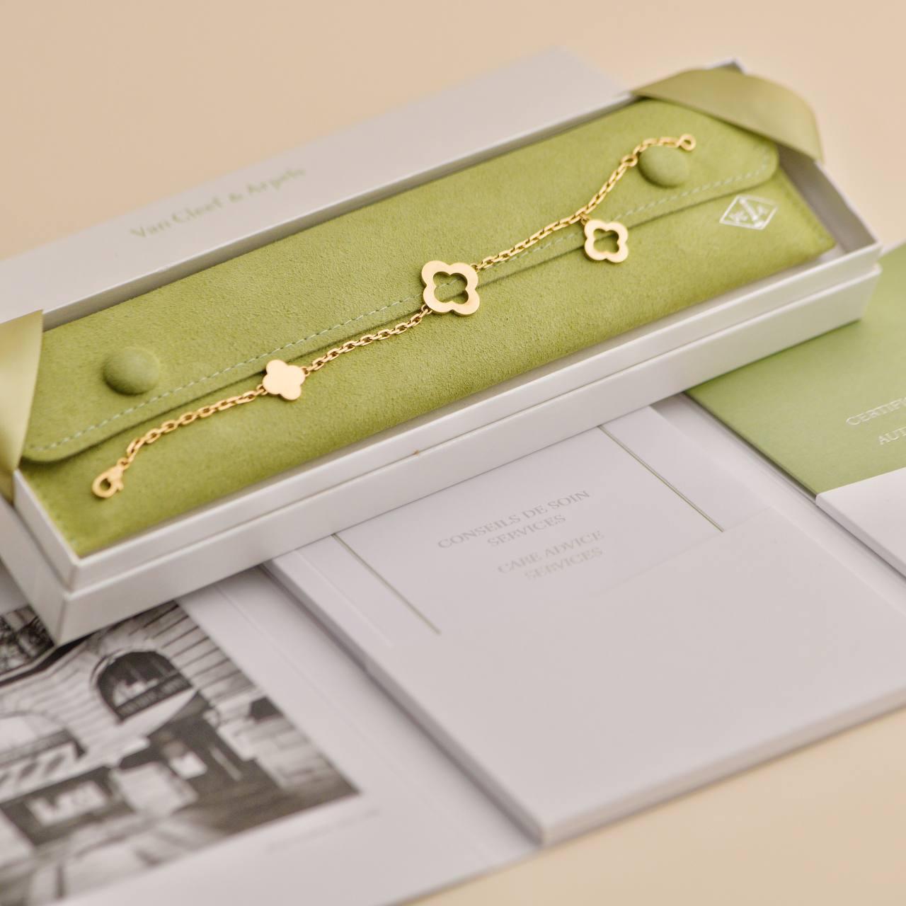 SKU	33301500
Comes With	Full Set (Pouch + Card)
Date	2025
RRP	£2,750 Incl Taxes / €3,250 Incl. Taxes / $3,050 Excl. Taxes
Model	VCARD39600
Serial Number	JG******
Metal	18k Yellow Gold
Weight	Approximately 8.26 g
Length	Approximately 19.5