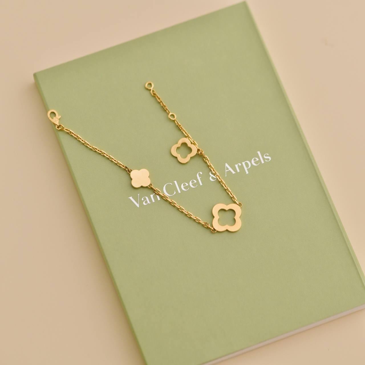 Van Cleef & Arpels Byzantine Alhambra 18K Yellow Gold Bracelet In Excellent Condition In Banbury, GB