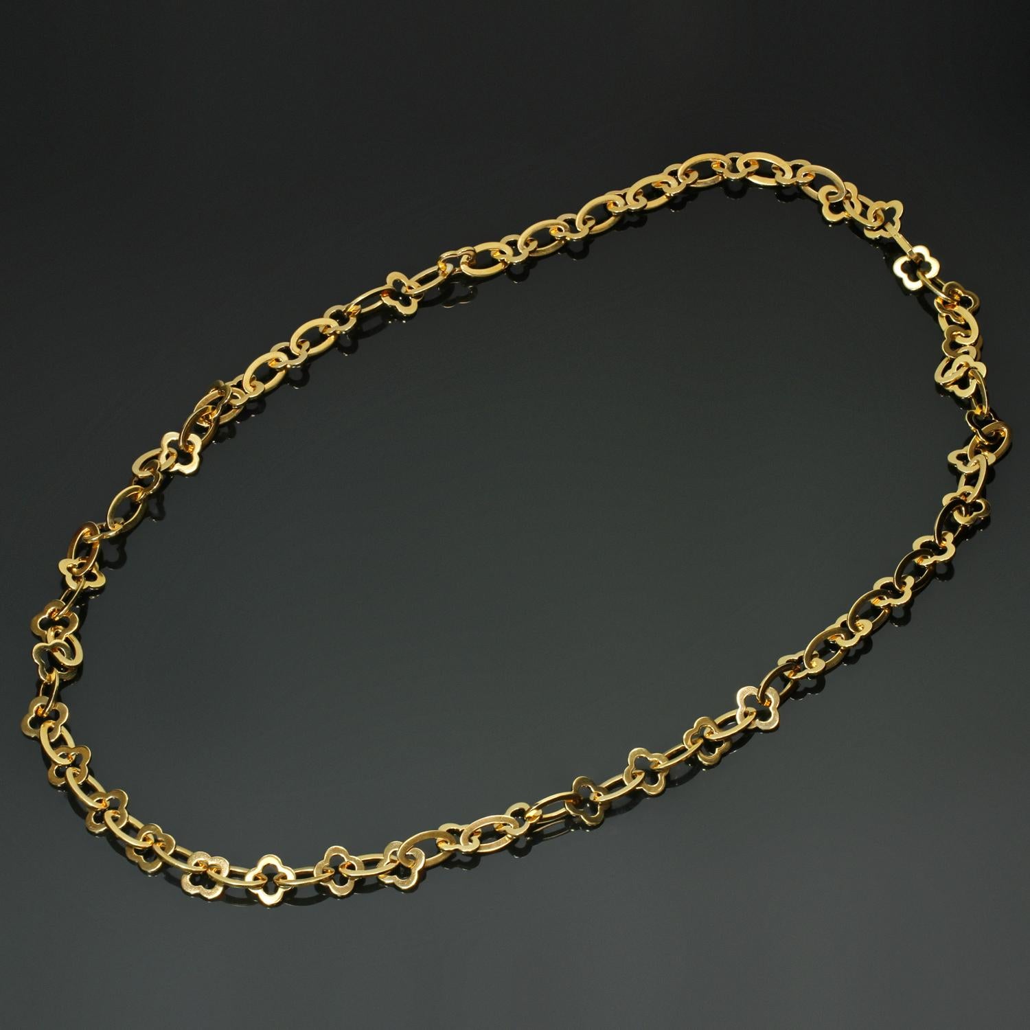 VAN CLEEF & ARPELS Byzantinische Alhambra Lange Halskette aus 18 Karat Gelbgold Damen im Angebot