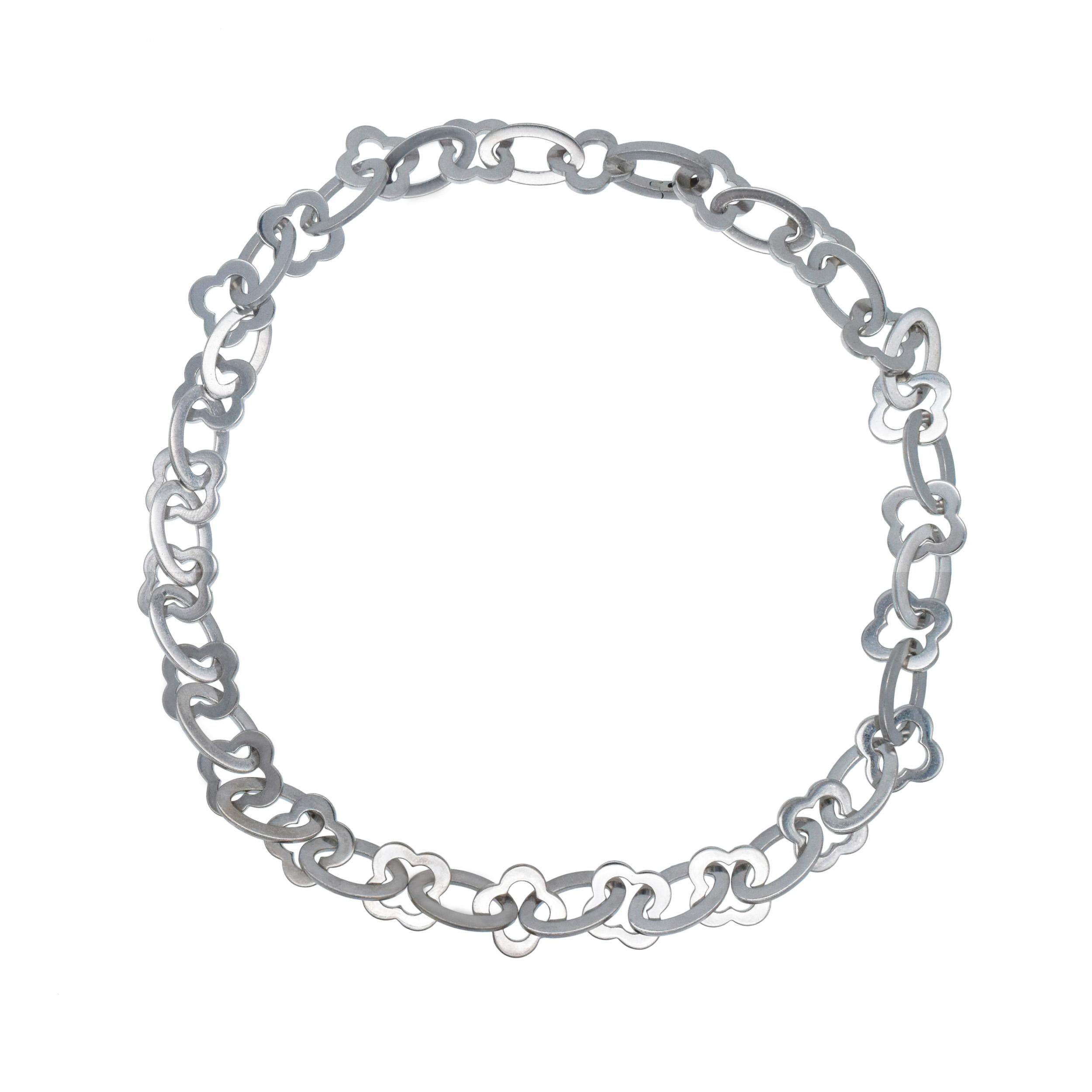 Van Cleef & Arpels Byzantinische Alhambra-Halskette aus 18k Weißgold. Die Halskette   besteht aus 23 offenen Gliedern in Kleeblattform, die sich mit 23 offenen Gliedern in Ovalform abwechseln. Gefertigt aus 18 Karat Weißgold. Ausgestattet