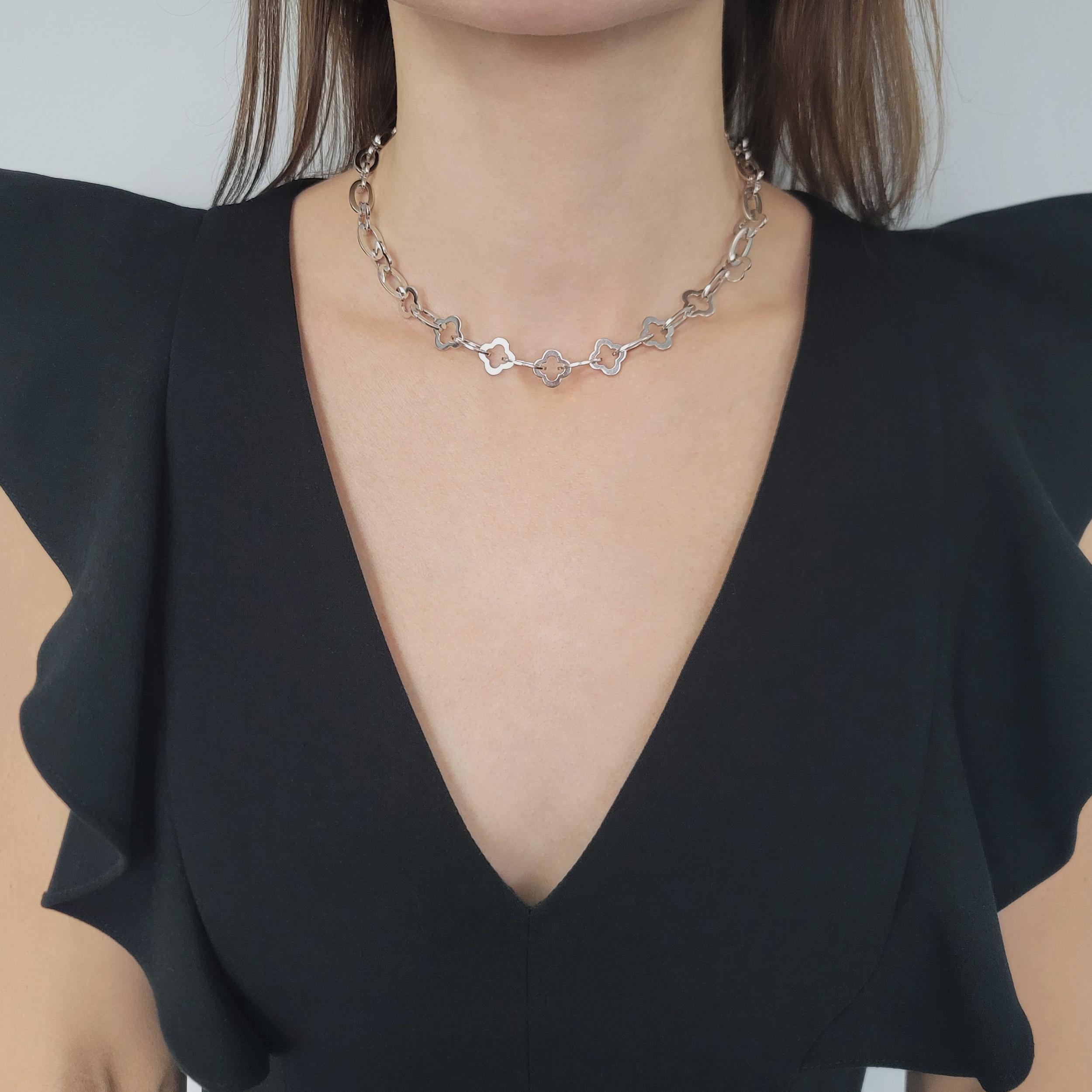 Van Cleef & Arpels Byzantinische Alhambra Halskette in 18k Weißgold (Künstler*in) im Angebot