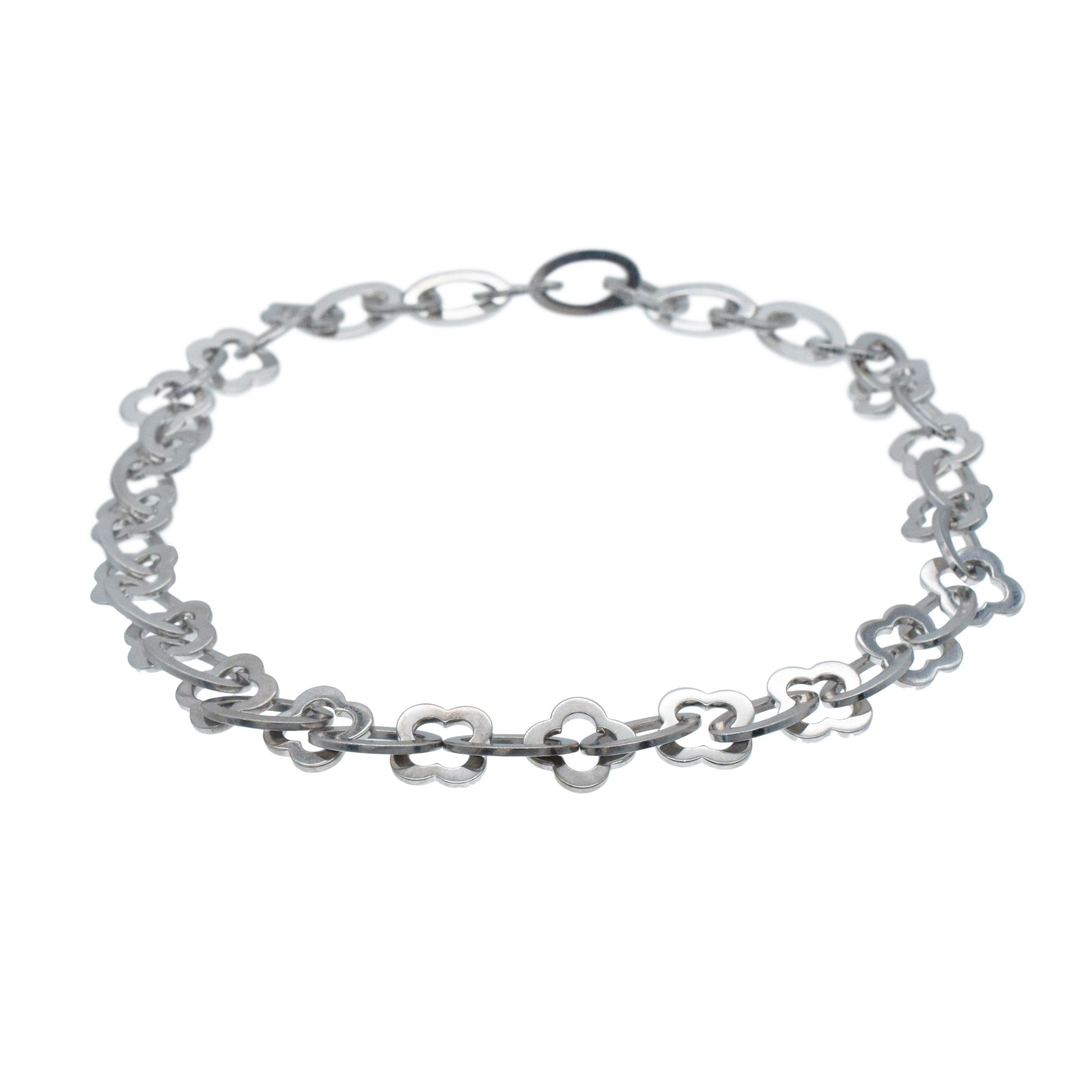 Van Cleef & Arpels Byzantinische Alhambra Halskette in 18k Weißgold im Zustand „Hervorragend“ im Angebot in New York, NY