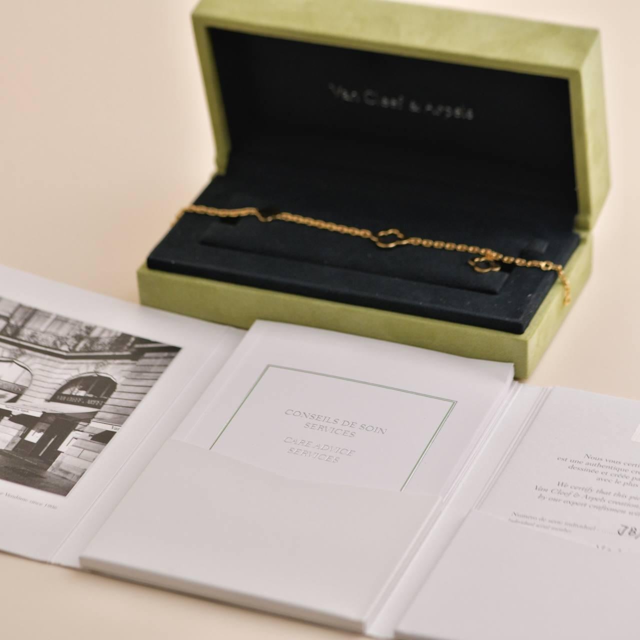 SKU:        AT-2034
Marke	Van Cleef & Arpels
Modell	VCARD39600
Datum	CIRCA 2022
Einzelhandelspreis	2.750 £ inkl. Steuern/$ 2.920 /3.150 € inkl. Steuern
_____________________________________________
Laufende Nr.	JB******
Metall	18K Gelbgold
Länge der