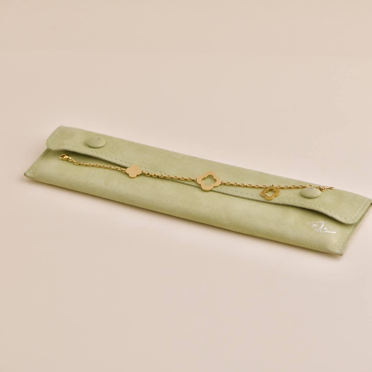 SKU	AT-2626
Comes With	Pouch Only
Date	Circa 2021
RRP	£2,750 Inc taxes/ €3,250 Inc taxes/ $3,050 Excl. taxes
Model	VCARD39600
Serial Number	JE******
Metal	18k Yellow Gold
Weight	Approximately 8.43 g
Length	Approximately 19