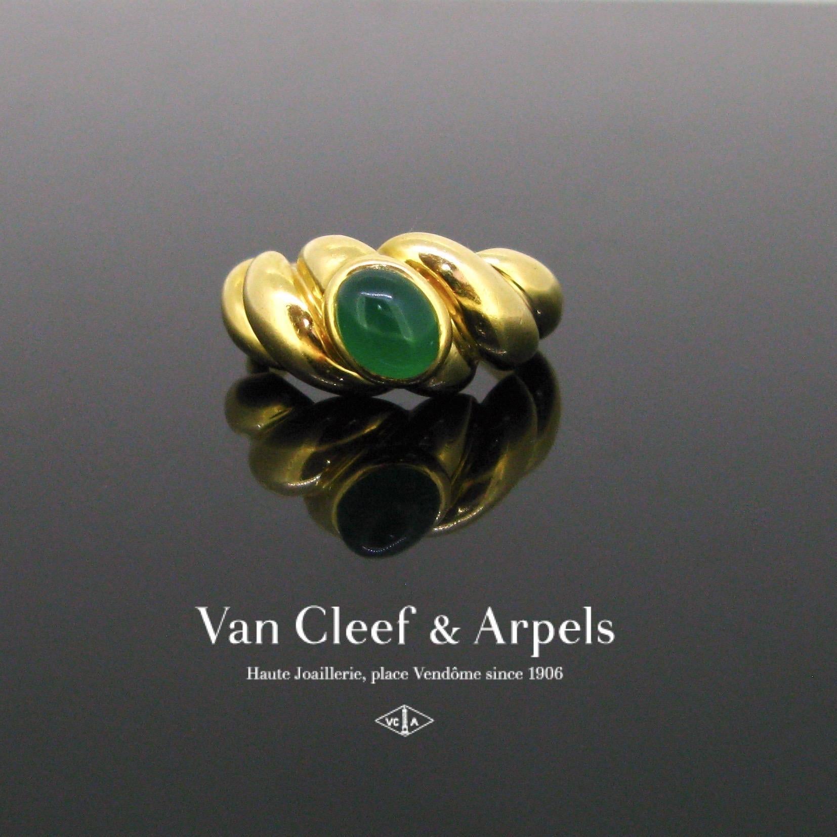 Weight:	6,2gr

Metal:	18kt yellow gold

Stones:	1 Chrysoprase
•	Cut:	Cabochon
•	Dimensions:	7.90x 6 x 3.93mm

Condition:	Very Good

Hallmarks:	French, eagle’s head

Signature:	Van Cleef & Arpels, nºB5520 C215

Comments:	This beautiful ring is signed