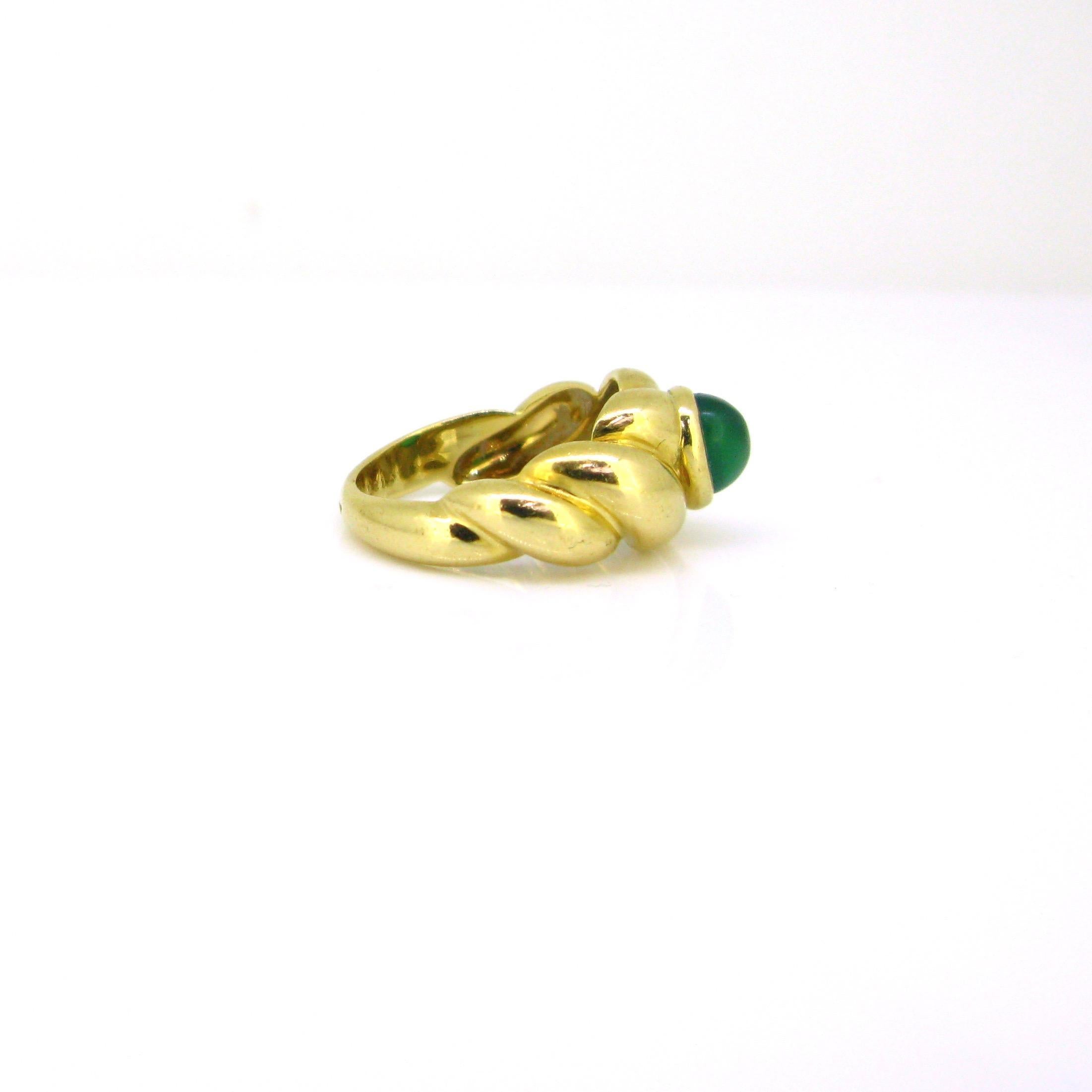 Van Cleef & Arpels Cabochon Chrysoprase Ring, 18 Karat Yellow Gold, France In Good Condition In London, GB