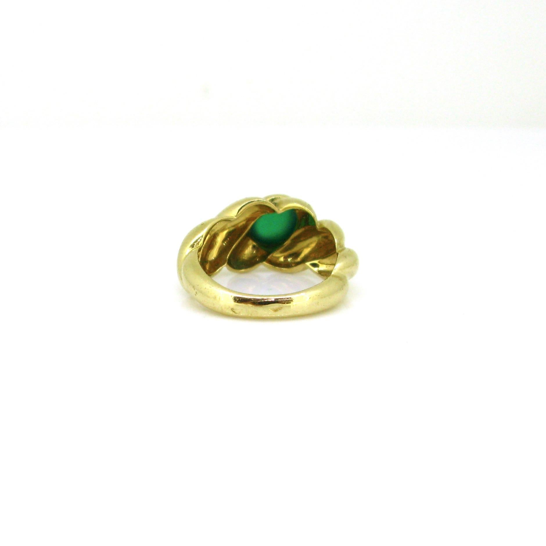 Van Cleef & Arpels Cabochon Chrysoprase Ring, 18 Karat Yellow Gold, France 2