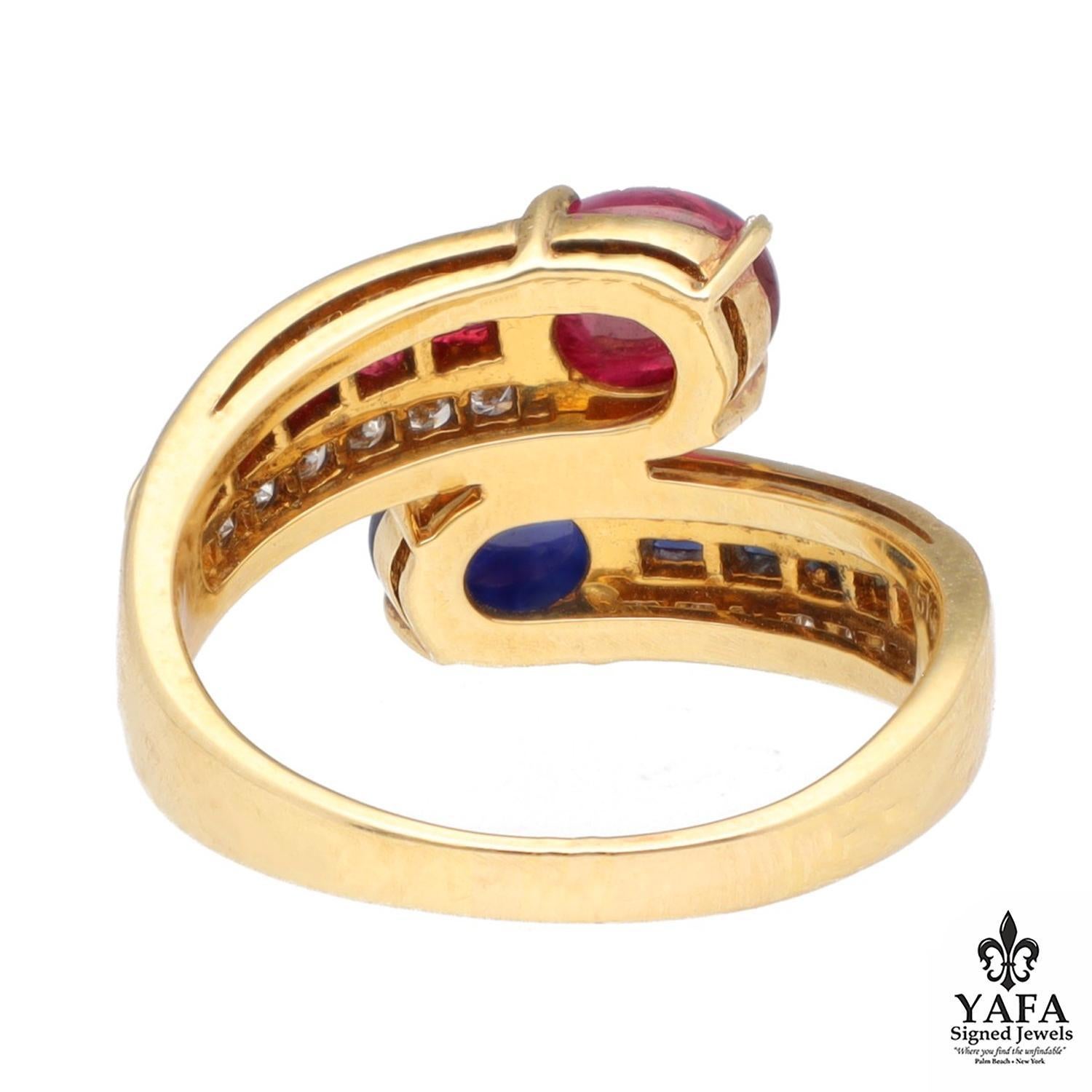Or jaune 18K
Cabochon ovale de rubis et de saphir serti de rails extérieurs de diamants taillés en brillant et serti en canal de pierres taillées en baguette de rubis et de saphir.
Signé - VCA Made in France