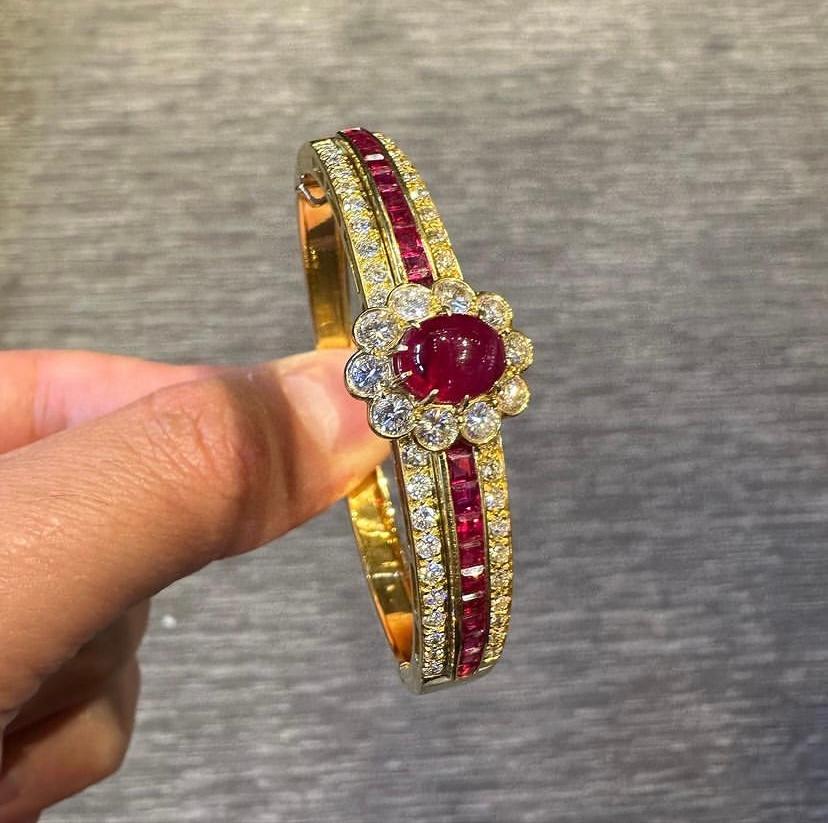 Van Cleef & Arpels Cabochon Ruby & Diamond Bangle Bracelet In Excellent Condition For Sale In New York, NY