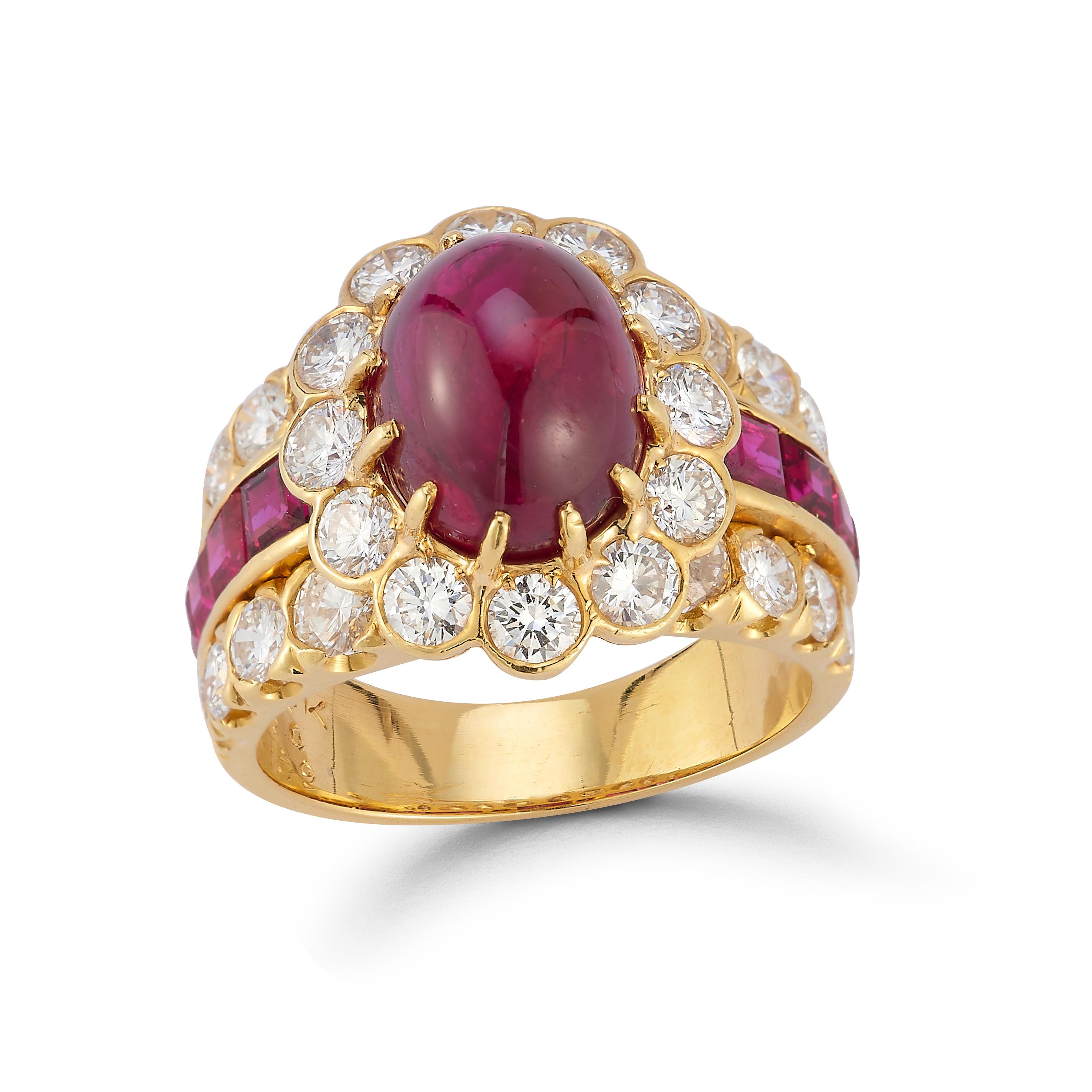 Van Cleef & Arpels Cabochon Rubin & Diamant Ring 

Mit einem Rubin im Cabochon-Mittelstück, umgeben von Diamanten im Rundschliff, besetzt mit einer Reihe von Rubinen im Quadratschliff und Diamanten im abgestuften Rundschliff.

Ringgröße: 6.25
