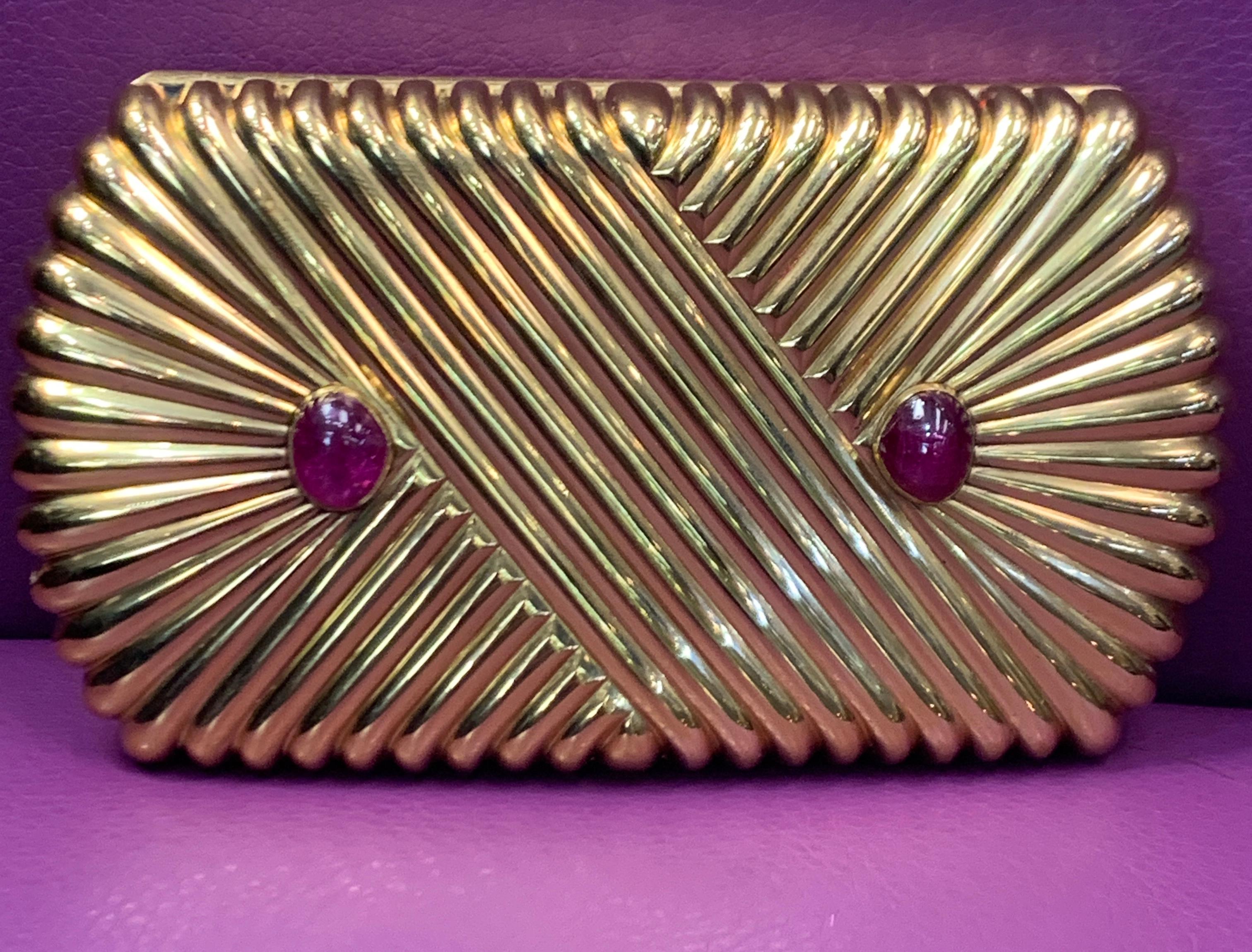Estuche de maquillaje compacto Van Cleef & Arpels de rubíes y oro, 2 rubíes cabujón en la parte superior. El interior de la caja consta de 2 compartimentos y un soporte dorado para el pintalabios 
Medidas: 4