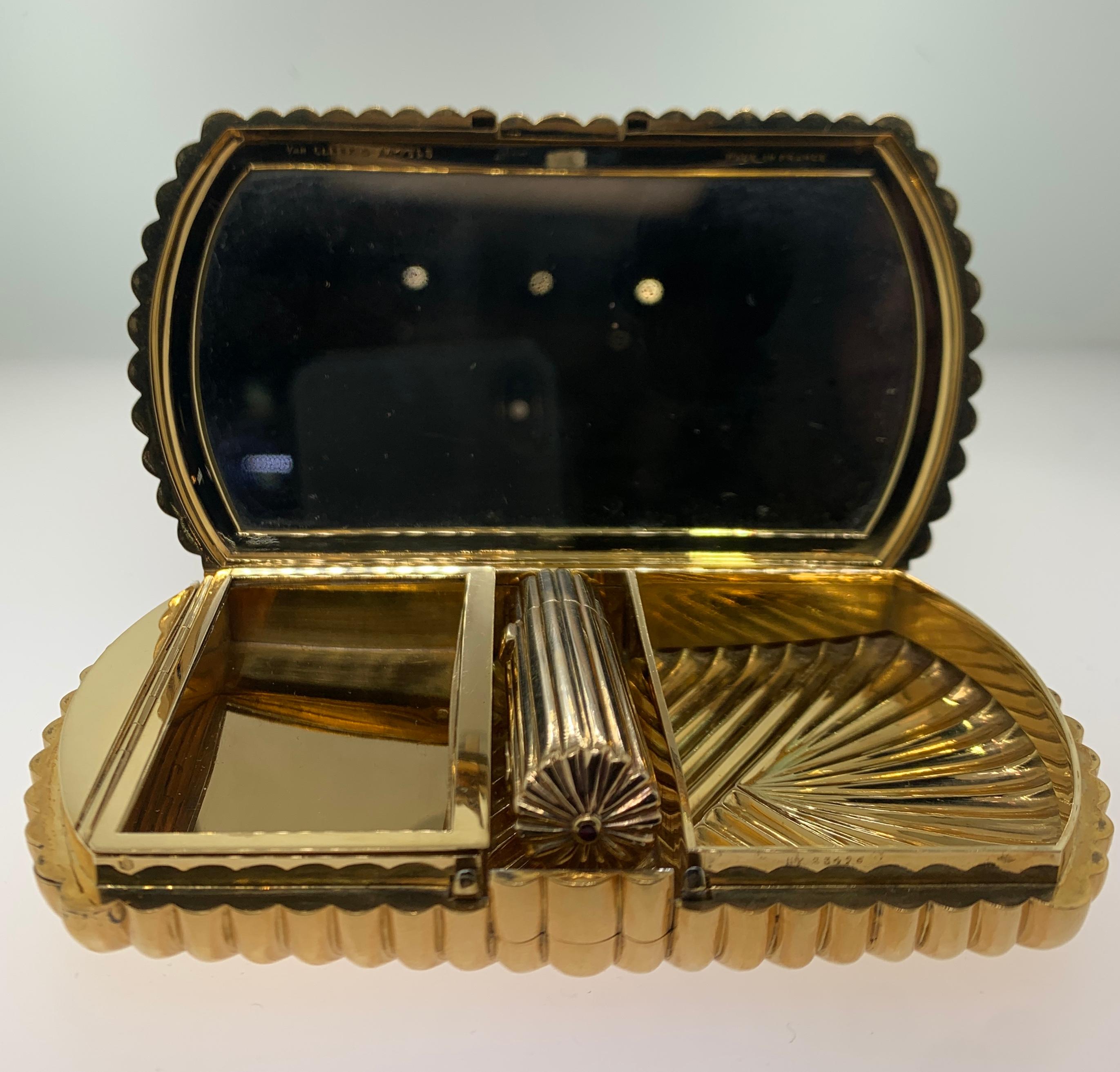 Minaudiere Van Cleef & Arpels de oro y rubí con cabujón en Excelente estado para la venta en New York, NY