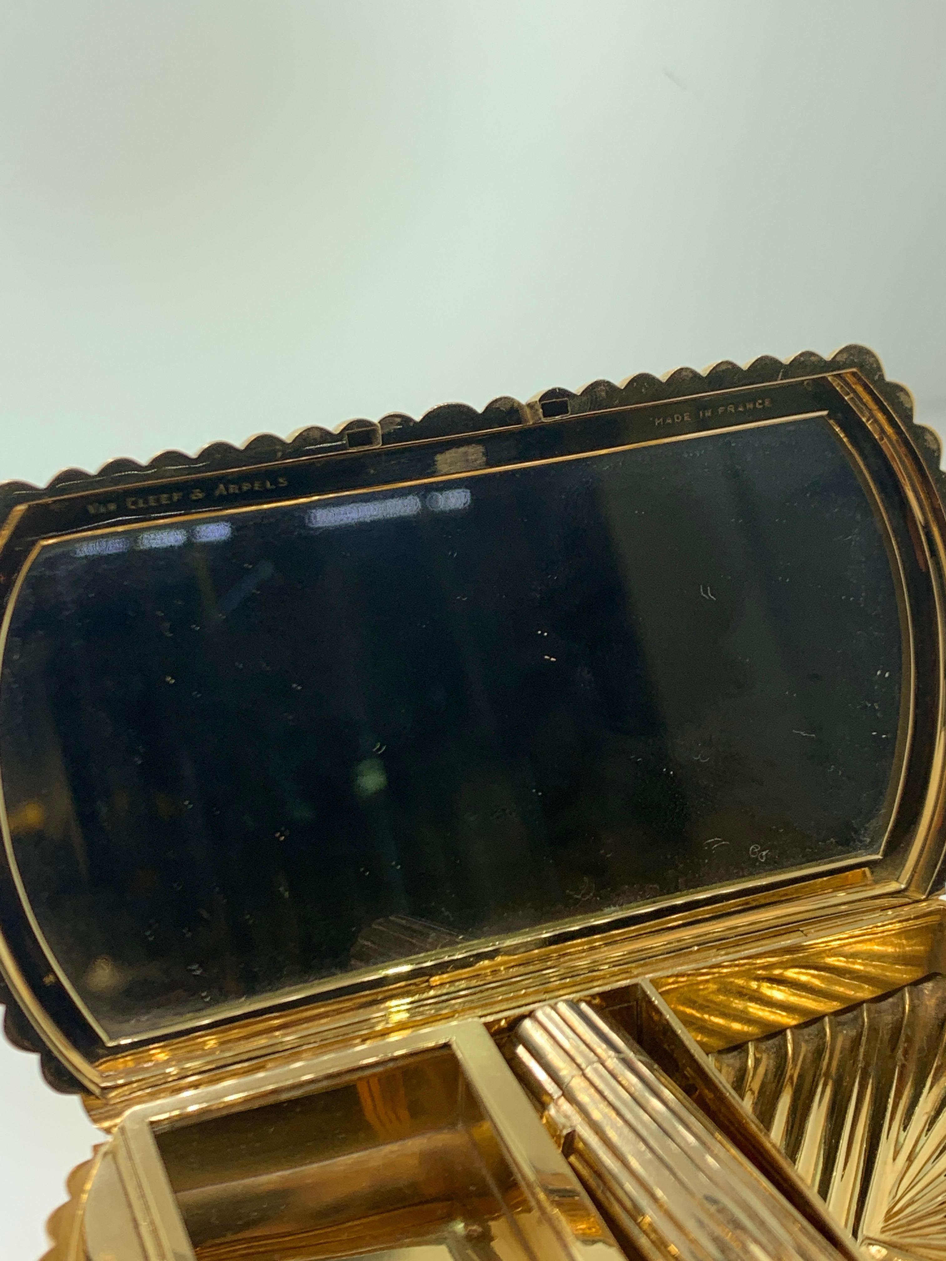 Minaudiere Van Cleef & Arpels de oro y rubí con cabujón en venta 3