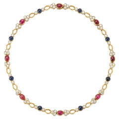 Collana Van Cleef & Arpels con rubini, zaffiri e diamanti cabochon