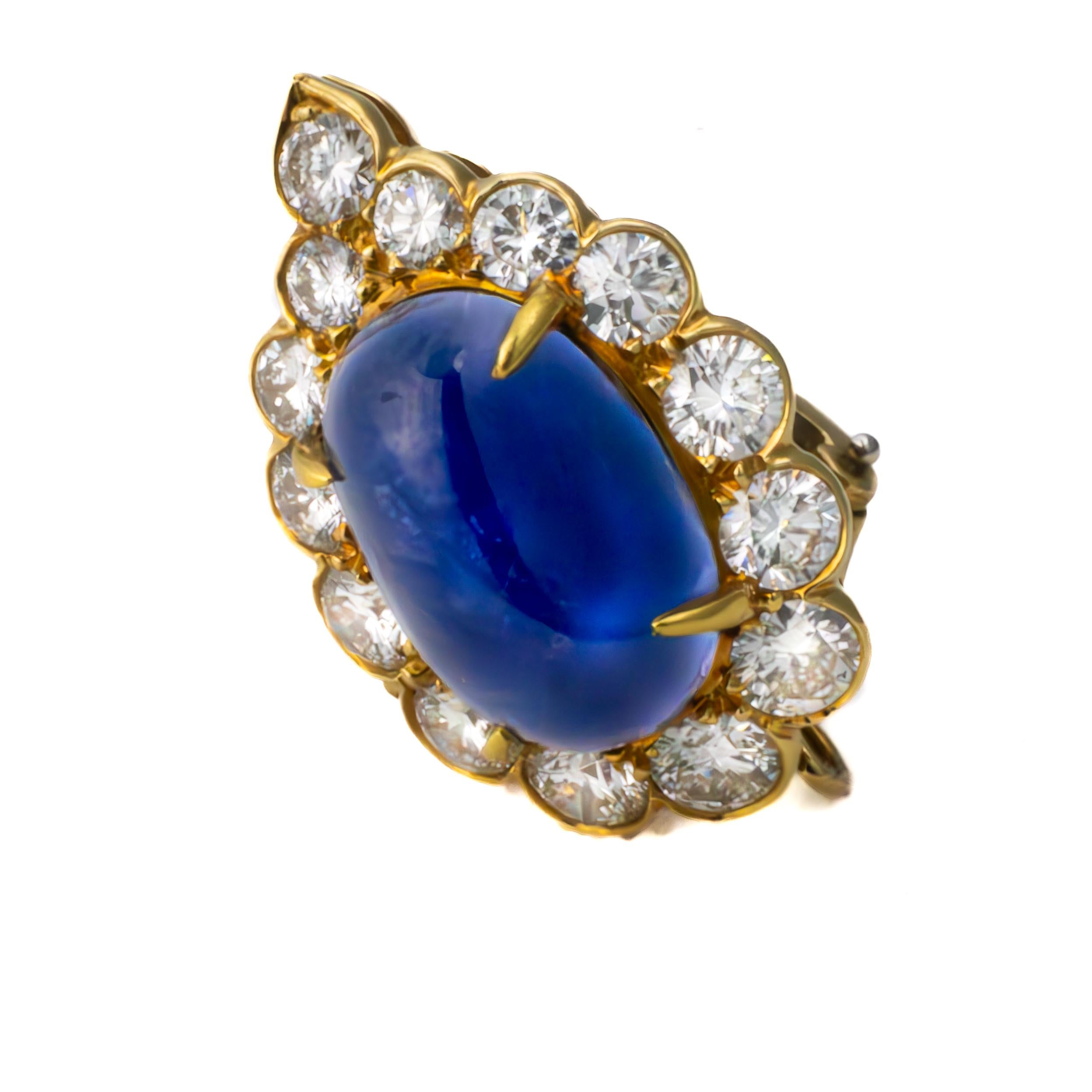 Orecchini a cerchio con zaffiro e diamante di Van Cleef & Arpels

Descrizione: Questi raffinati orecchini Van Cleef & Arpels presentano zaffiri cabochon riccamente saturi per un totale di circa 13 carati, incorniciati da un'aureola smerlata di