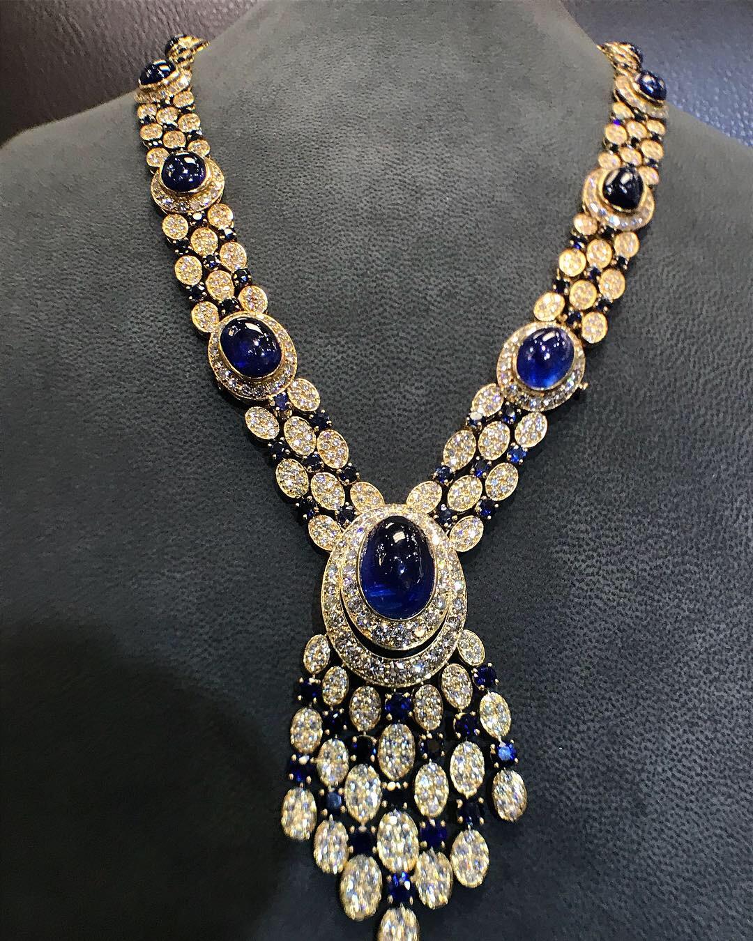 Van Cleef & Arpels Cabochon Sapphire Diamond Necklace Bracelet Earring Set In Excellent Condition In New York, NY